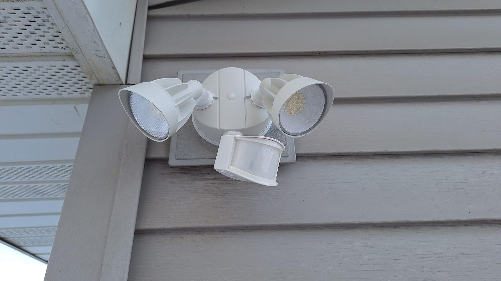 Philips 44W 4200 lm LED Security Light Outdoor w/PIR Motion Sensor, 5000K Daylight Flood Light, Waterproof, Dusk to Dawn, 2 Heads, 4 Modes - Customer Photo 1