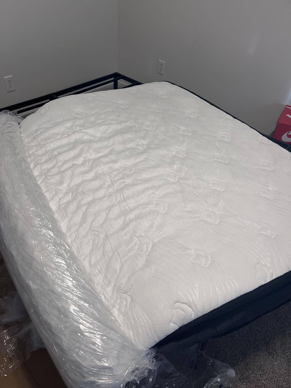 CRYREINA Hybrid Mattress in a Box, Individually Pocket Springs, Medium Firm Feel for Pressure Relief, Breathable Comfort (12 Inch, Queen) - Customer Photo 3