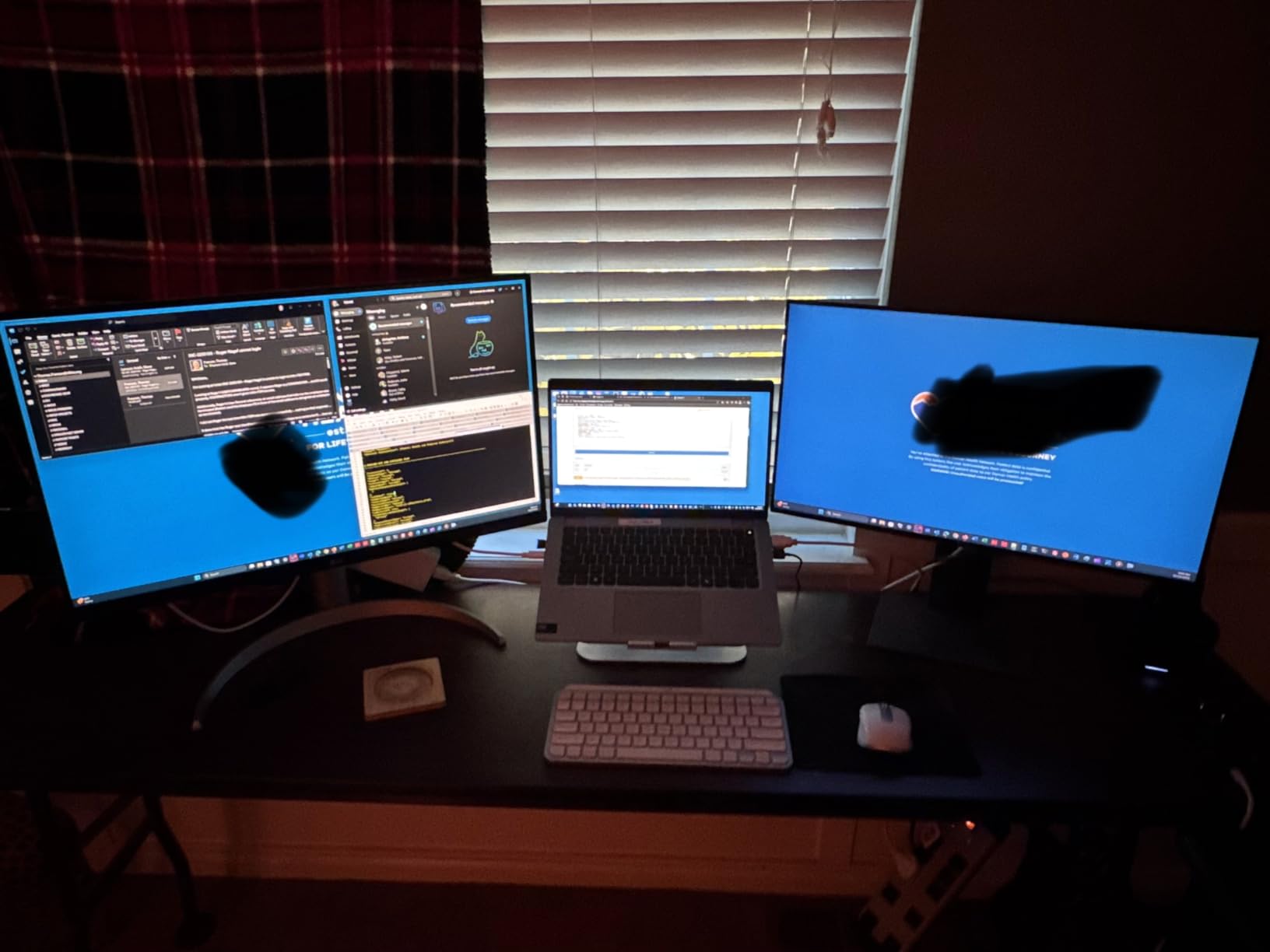 LG 27UP850K-W 27-inch Ultrafine 4K UHD (3840 x 2160) IPS Computer Monitor, 60Hz, 5ms, DisplayHDR 400, Built-in Speaker, HDMI, DisplayPort, USB Type-C 90W PD, Tilt/Height/Pivot Adjustable Stand, White - Customer Photo 5