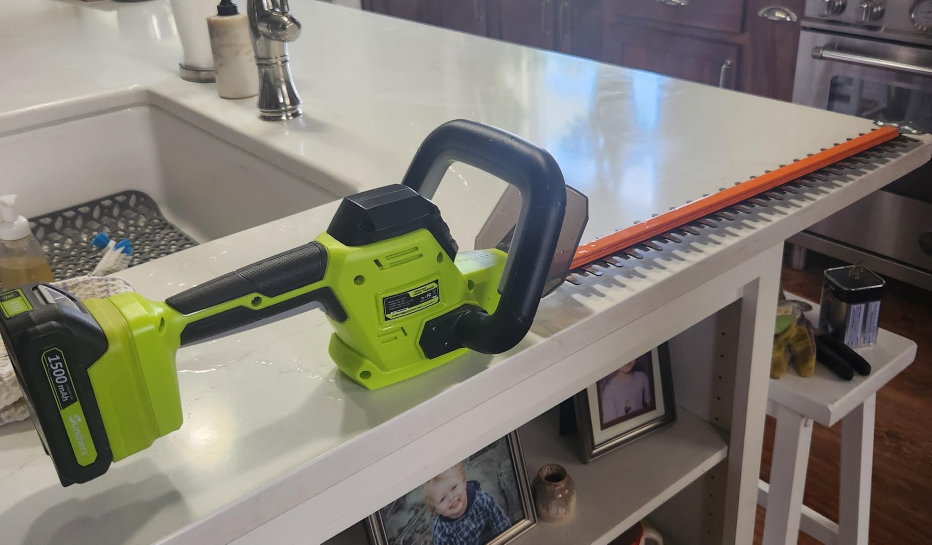 SUNCHERS 20V Max Hedge Trimmer Cordless, 22 Inch Tree Trimmer with 2 Batteries and Charger, Handheld Electric Trimmers, Grass Shrub Pruning Cutter, Lightweight & Compact Hedge Shear for Garden, Lawn - Customer Photo 1