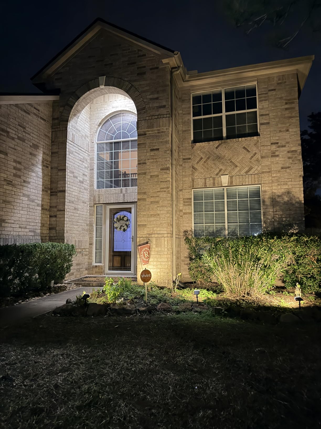 JEJOT Solar Spot Lights Outdoor Waterproof IP65,4 Pack,2CCT(3000K/6500K),4 Lighting Modes Selectable, Solar Powered Yard Garden Solar Spot Lights for Outside Landscape Auto On/Off - Customer Photo 1