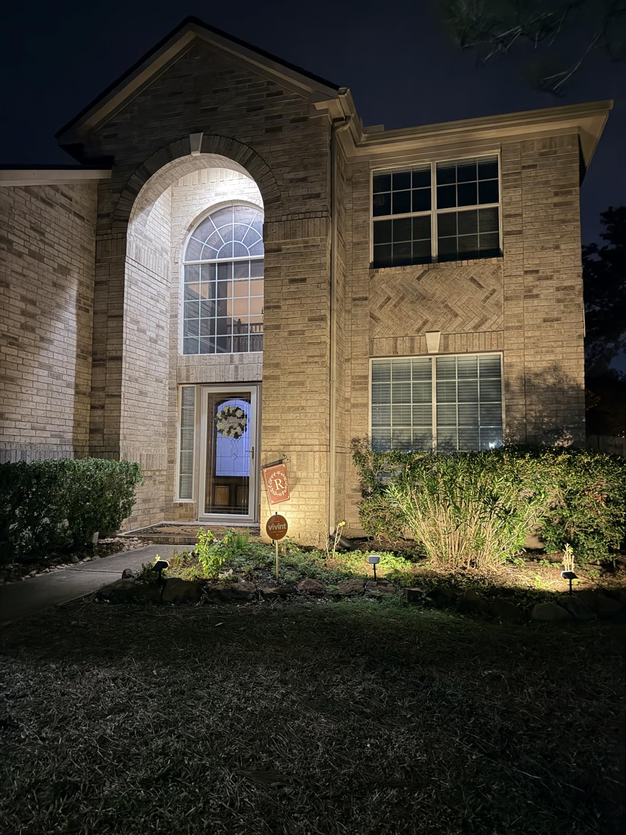 JEJOT Solar Spot Lights Outdoor Waterproof IP65,4 Pack,2CCT(3000K/6500K),4 Lighting Modes Selectable, Solar Powered Yard Garden Solar Spot Lights for Outside Landscape Auto On/Off - Customer Photo 2