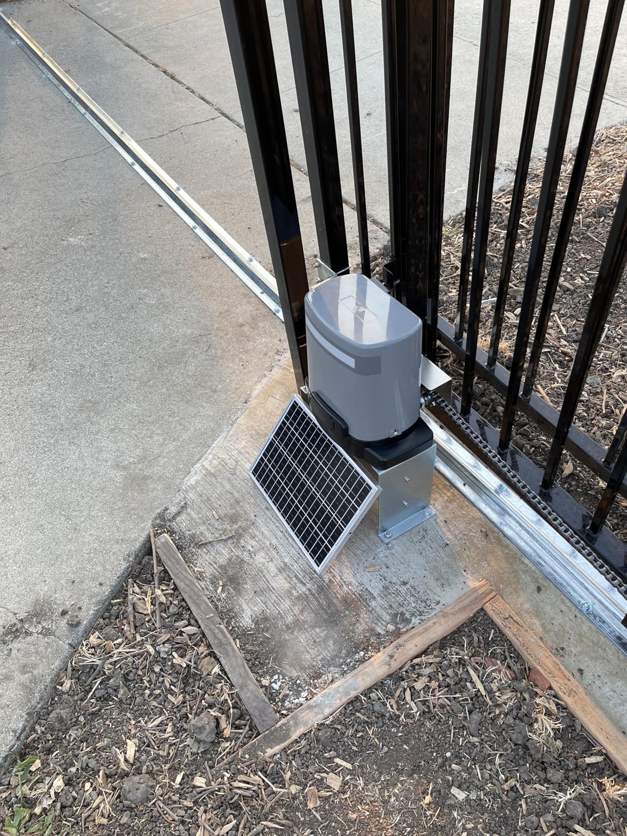 Blütezeit 1400lb Solar Sliding Gate Opener, Automatic Chain Drive Gate Motor with WiFi Control | Backup Battery | IR Sensor & 2 Remotes for Driveway Gates (Solar Panel Included) - Customer Photo 2