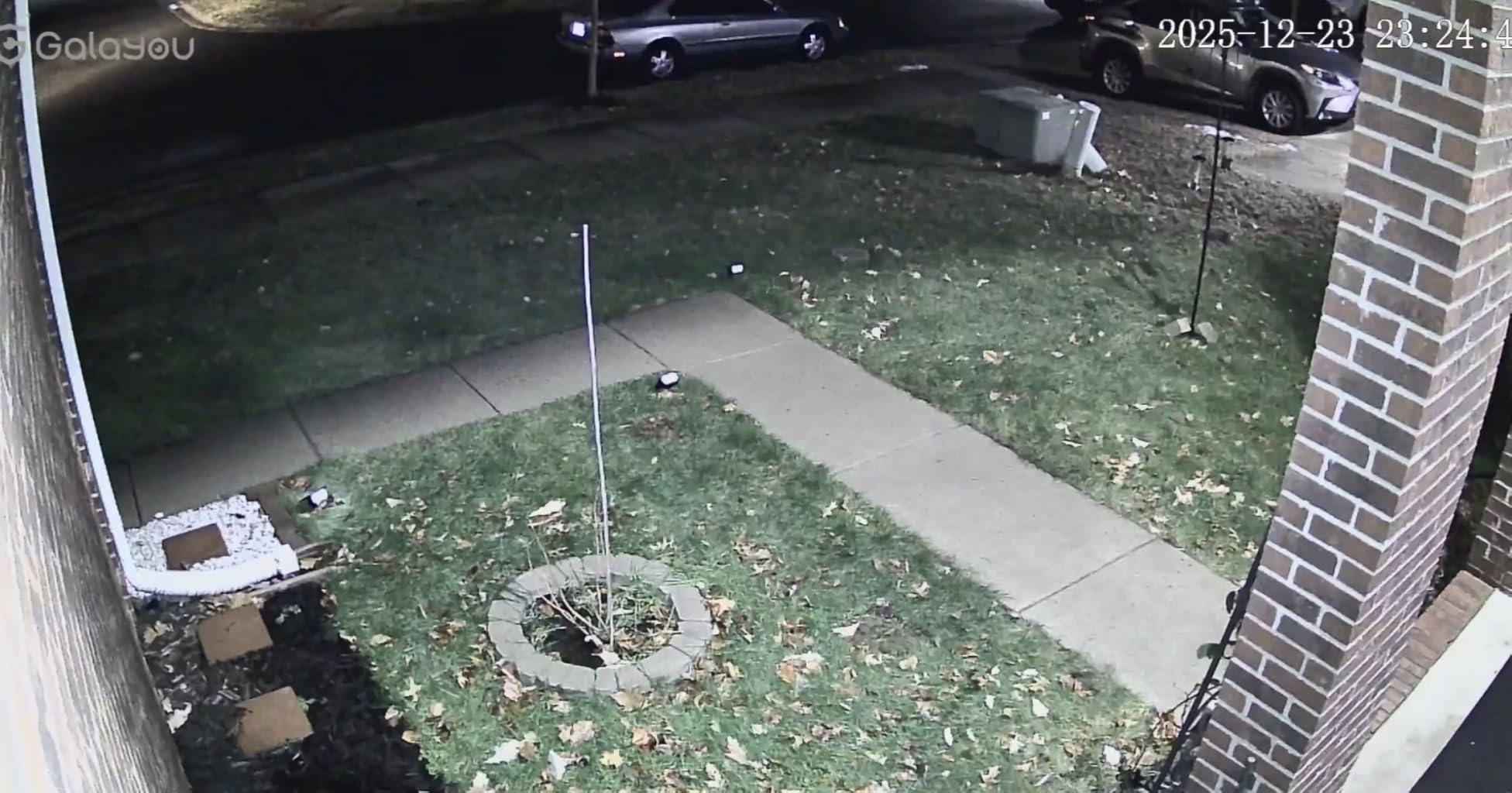 GALAYOU 2K Security Cameras Wireless Outdoor-360° PTZ Cameras for Home Security with Solar Panel/Battery Powered, Night Vision, Two-Way Audio, PIR Sensor, Works with Alexa, R1 4P Black (2.4Ghz Only) - Customer Photo 1