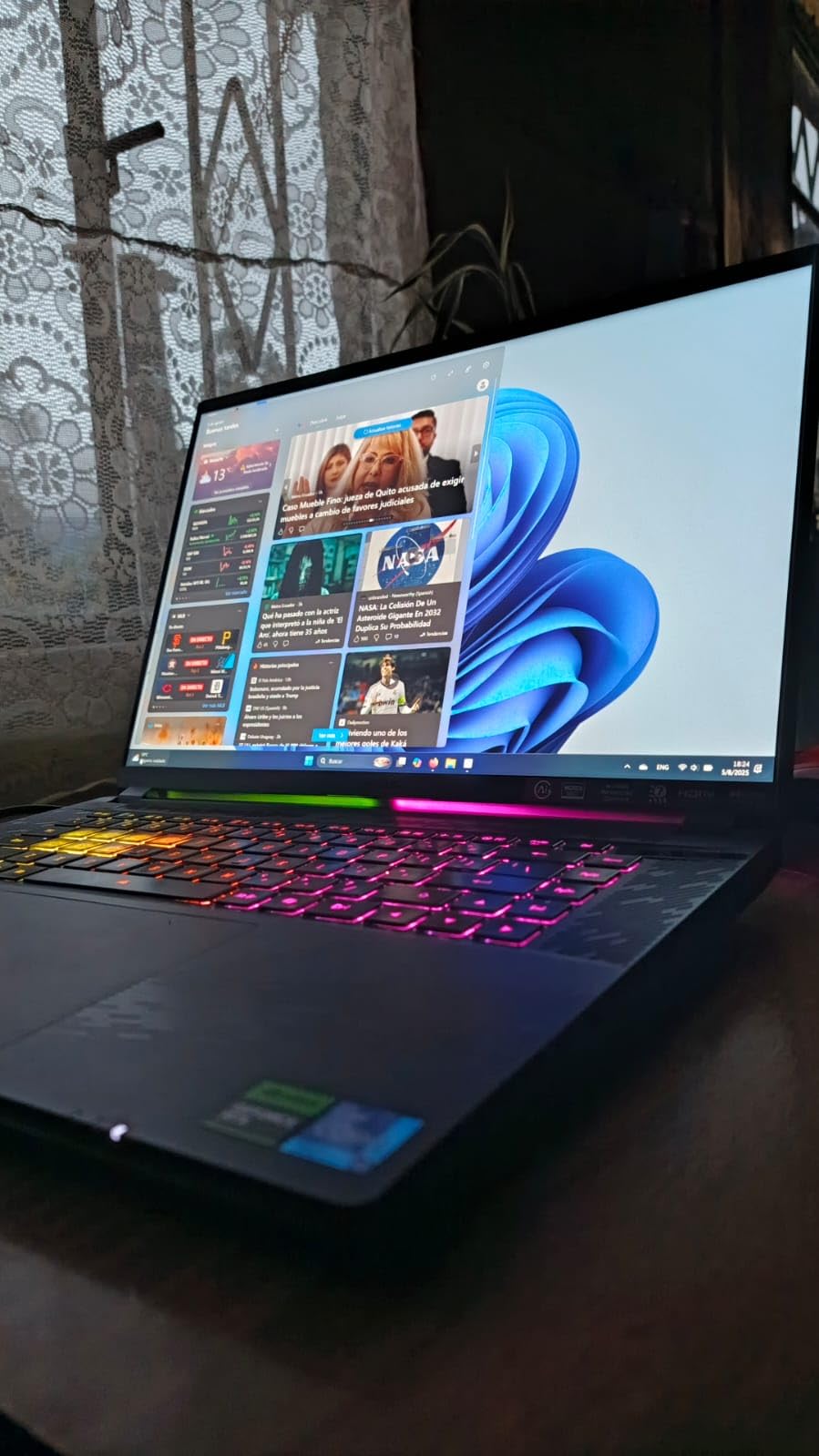 GIGABYTE - AORUS Master 16 Gaming Laptop - 240Hz 2560x1600 OLED - NVIDIA GeForce RTX 5090 - Intel Core Ultra 9 275HX - 2TB SSD with 32GB DDR5 RAM - Windows 11 Home AD (AORUS Master 16 BZHC6USE65SH) - Customer Photo 1