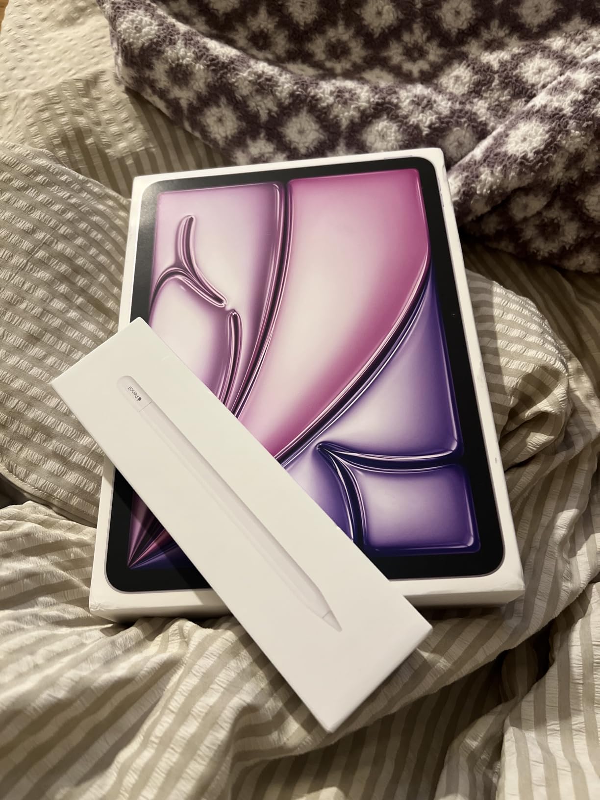 Apple iPad Air 11-inch with M3 chip Built for Apple Intelligence, Liquid Retina Display, 128GB, 12MP Front/Back Camera, Wi-Fi 6E, Touch ID, All-Day Battery Life — Space Gray - Customer Photo 2