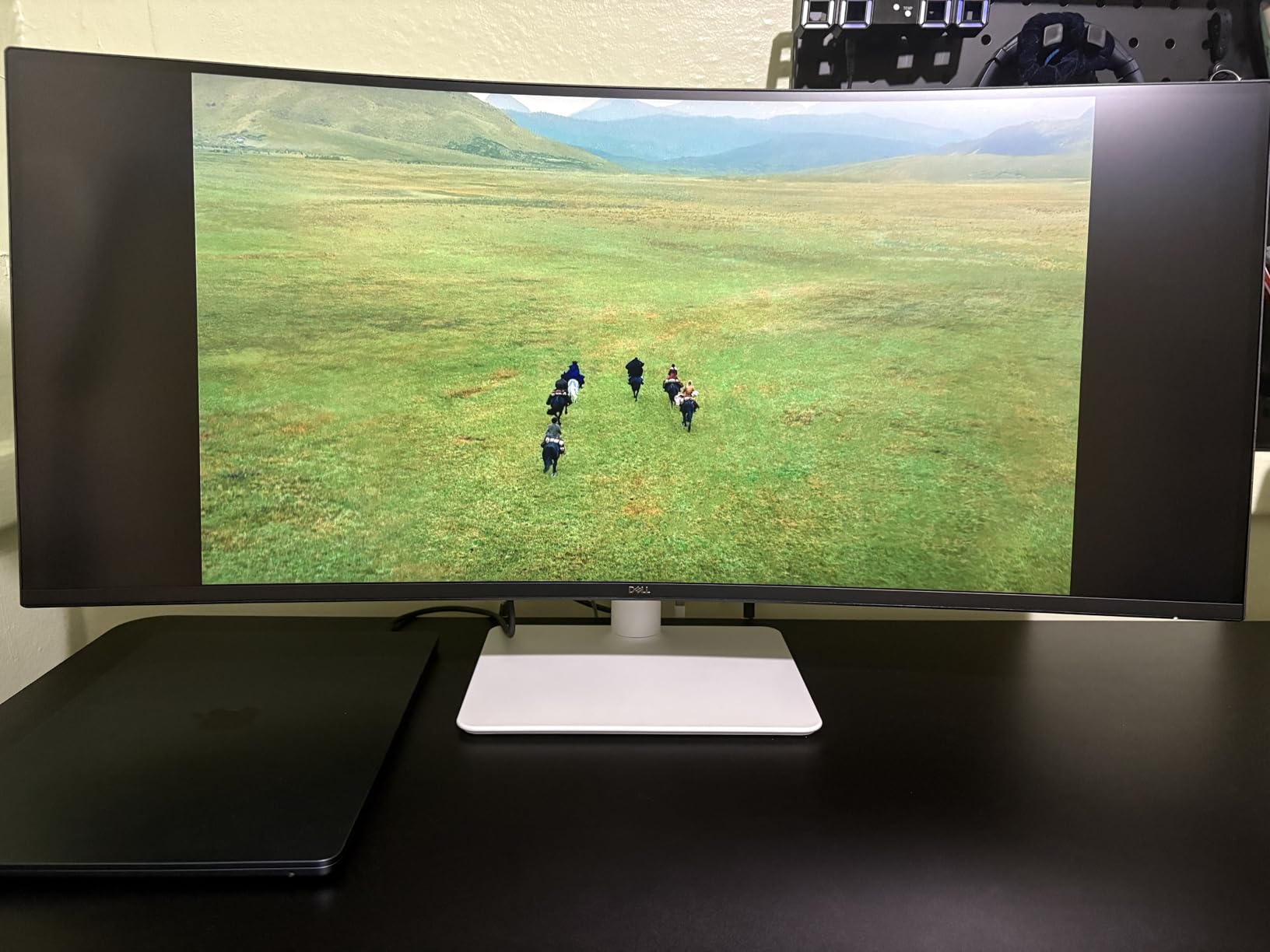 Dell 27 Plus 4K Monitor - S2725QS - 27-inch 4K (3840 x 2160) 120Hz 16:9 Display, IPS Panel, AMD FreeSync Premium, sRGB 99%, Integrated Speakers, 1500:1 Contrast Ratio, Comfortview Plus - Ash White - Customer Photo 1
