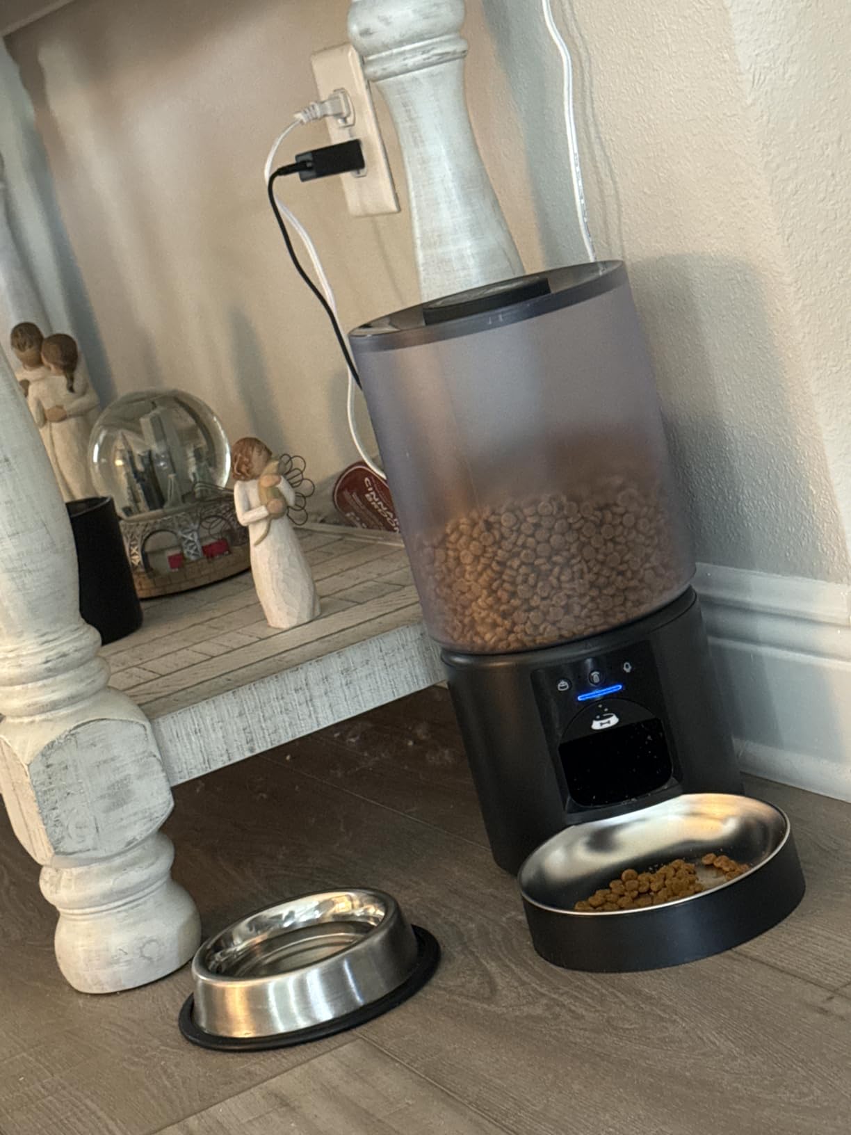 Frienhund 5L Automatic Cat Feeder with 2K HD Camera: 5G WiFi Automatic Dog Feeder with Night Vision,Cat Food Dispenser with Freshness for Multiple Pets,Detachable for Easy Clean-21 Cup (Sealed Outlet) - Customer Photo 1