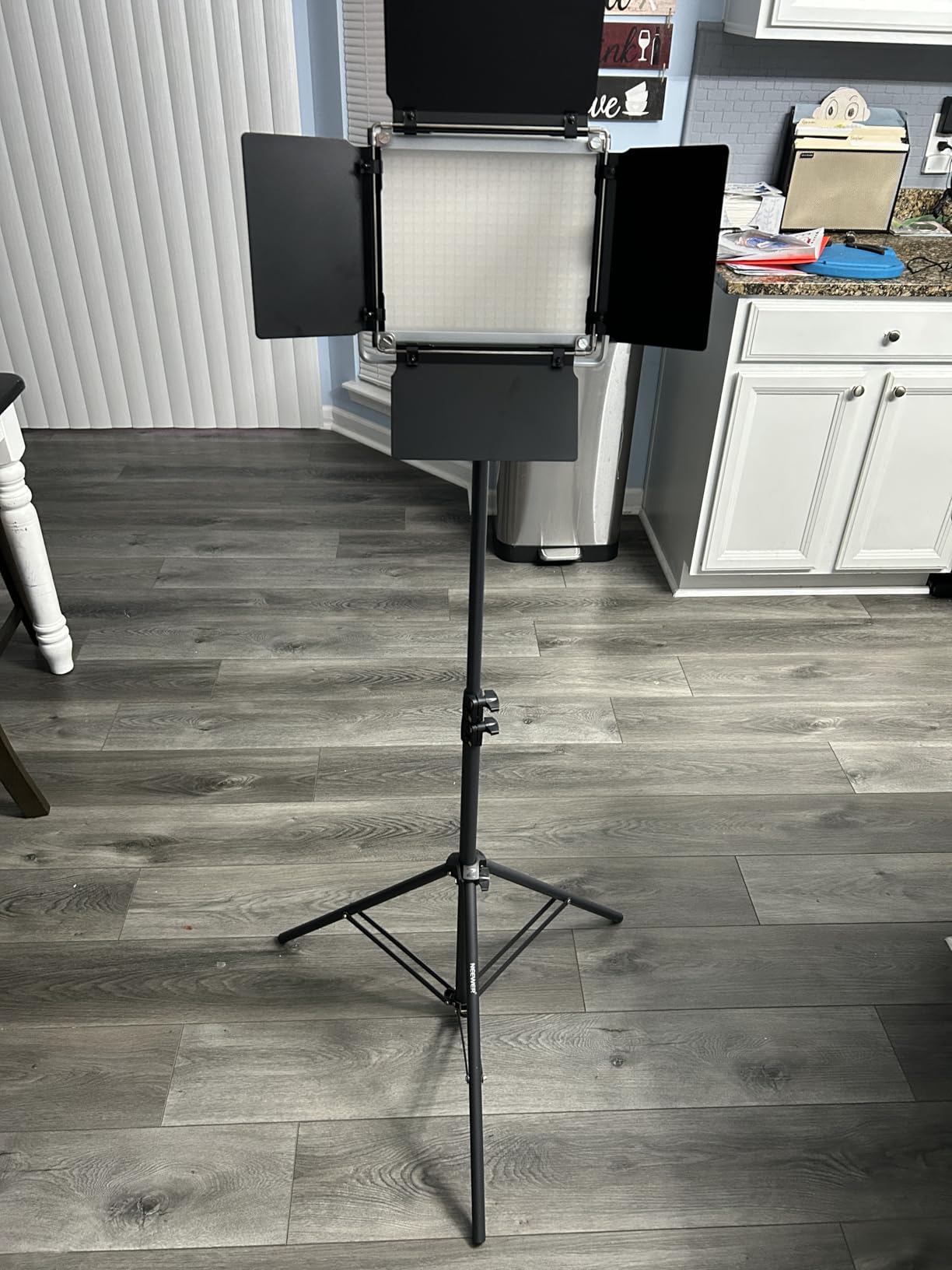 NEEWER Bi Color LED Studio Light with Tripod Stand Barndoors, Video Panel Key Lighting for Video Recording Streaming Photoshoot Photography, 660 LEDs 3200K-5600K 3300lx/1m Dimmable CRI96+, NL660 customer photo 1