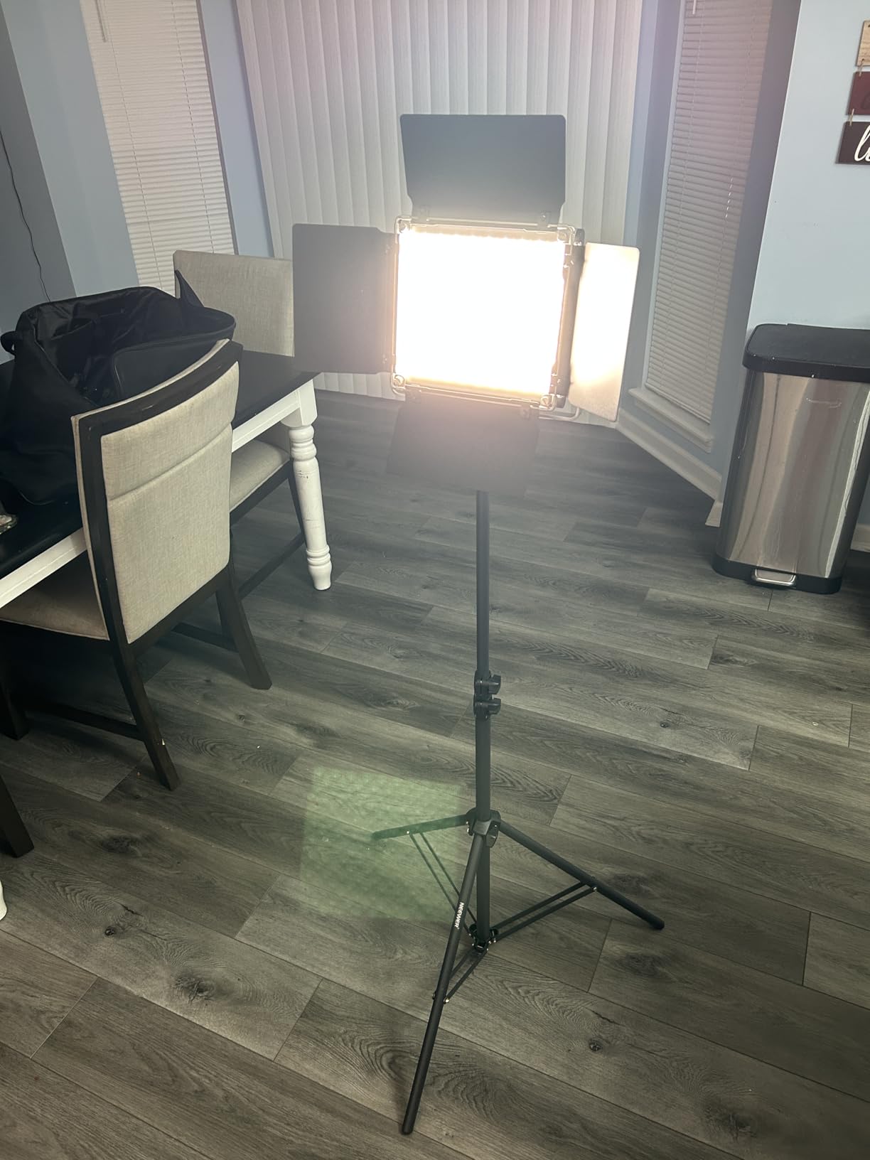 NEEWER Bi Color LED Studio Light with Tripod Stand Barndoors, Video Panel Key Lighting for Video Recording Streaming Photoshoot Photography, 660 LEDs 3200K-5600K 3300lx/1m Dimmable CRI96+, NL660 customer photo 2