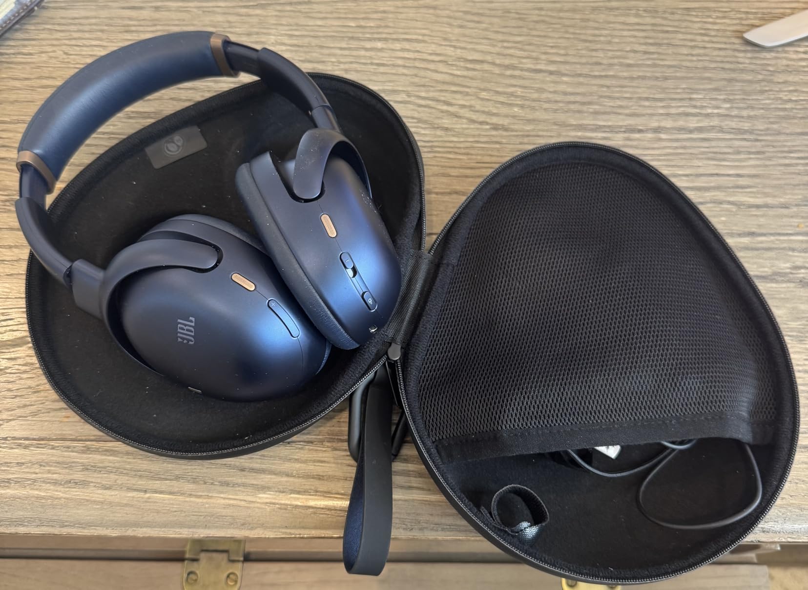 JBL Tour One M3 Smart Tx - Wireless Over-Ear Noise Cancelling Headphones with Smart Transmitter, Hi-Res Audio (3.5mm or USB-C), Spatial 360 Sound with Head Tracking & 70Hrs of Playback (Black) - Customer Photo 2