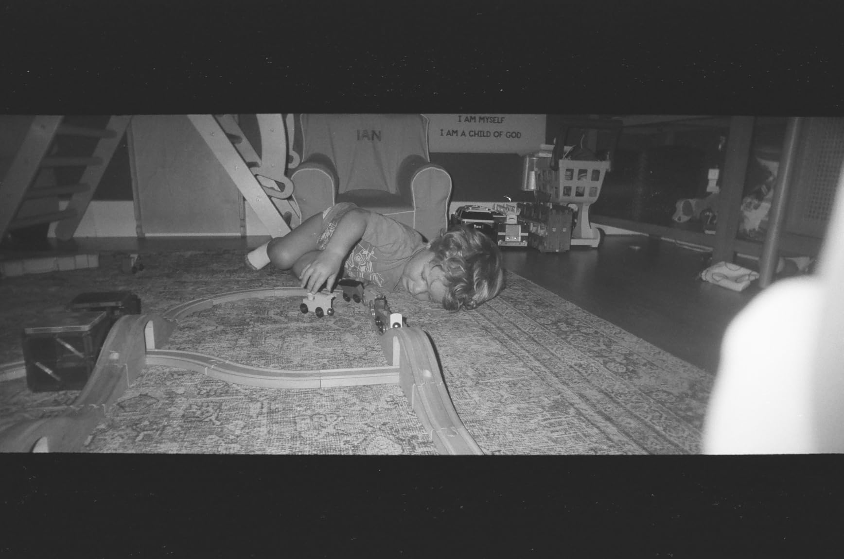 RETO PANO 35mm Film Camera - 22mm Wide Lens, Panorama, Easy Switch, Cinematic Modes, Lens Cover, Built-in Flash, Reusable (Sheer Black) - Customer Photo 2