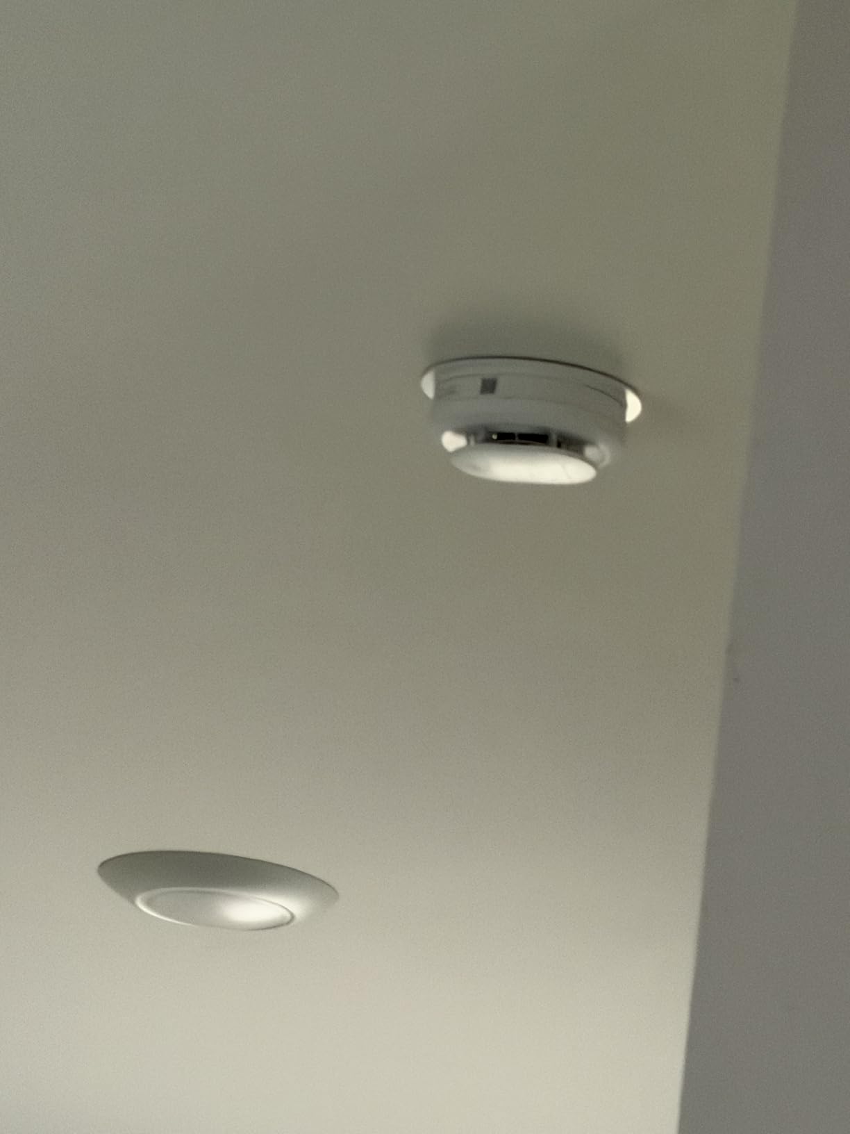 Kidde Smart Smoke and Carbon Monoxide Detector, Ring App Enabled for Real-Time Notifications, Hardwired Alarm, AA Backup Battery - Customer Photo 1