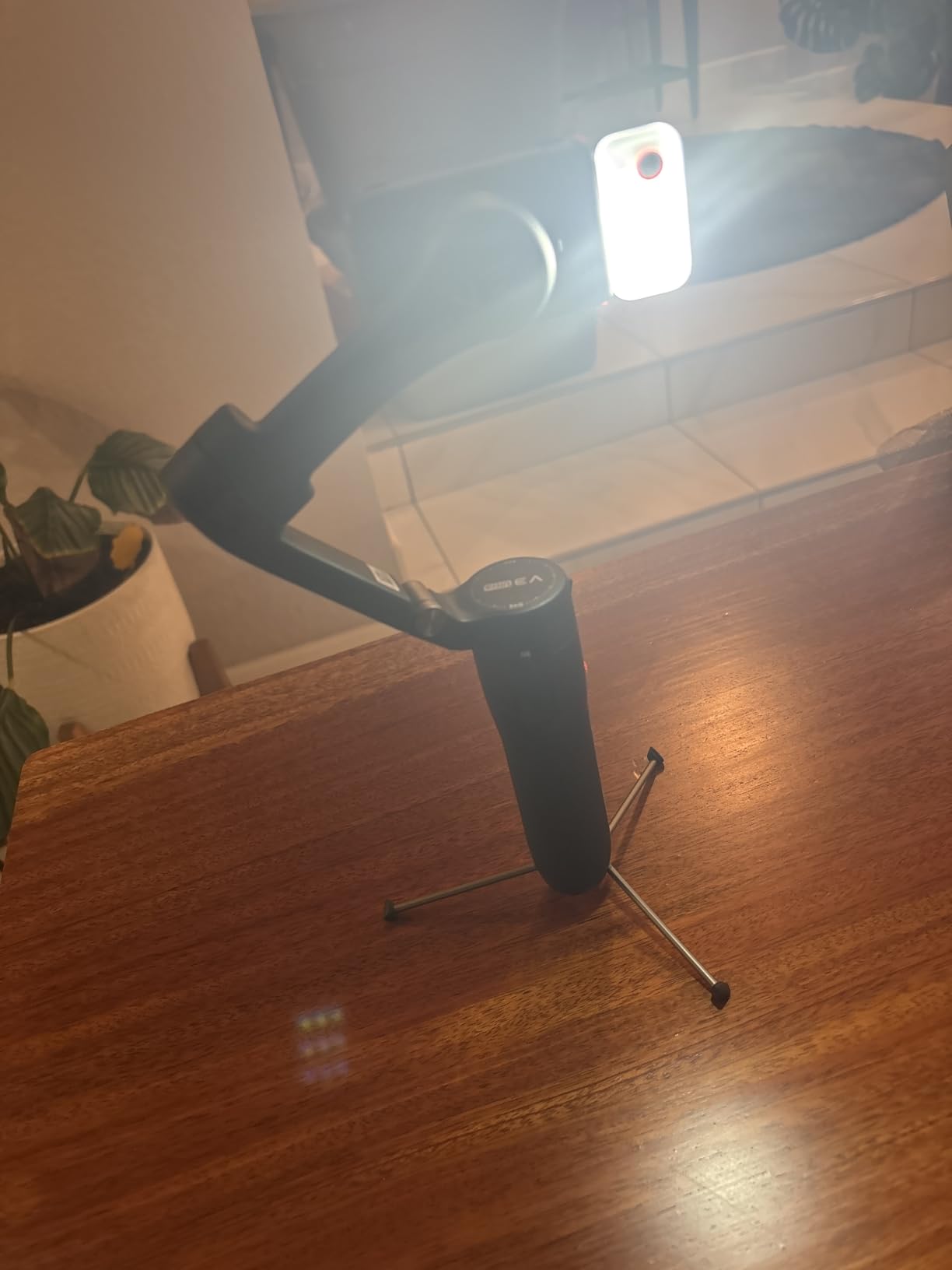 hohem iSteady V3 Ultra Gimbal Stabilizer for iPhone, Phone Gimbal with AI Auto Tracking, Detachable Touchscreen Remote, Built-in Extension Rod, Tripod, Fill Light, for Vlog, Travel, Pet, Fitness - Customer Photo 3