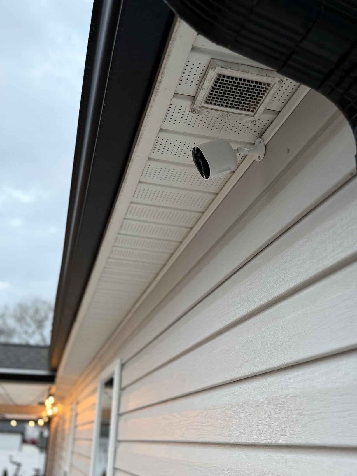 Arlo Pro Security Camera 2K HDR (6th Gen, 2025 Release) - Wireless Outdoor Camera, Rechargeable Removeable Battery, Event Captions, Emergency Response, 1-Month Trial of Secure Plan, 1 Cam, White - Customer Photo 1