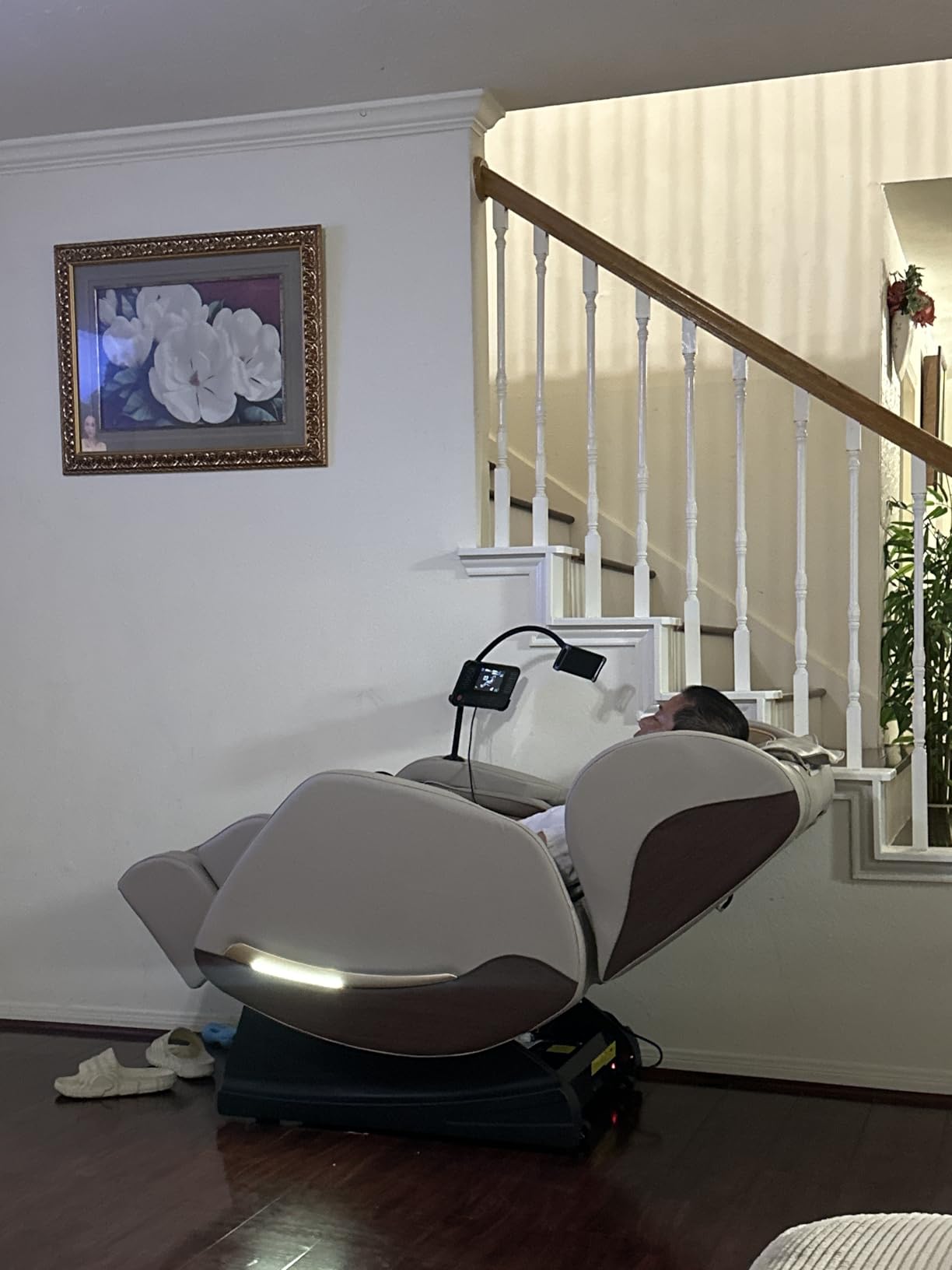 2025 Massage Chair, Massage Chairs Full Body and Recliner with 10 Fixed Points, Zero Gravity, Wood Grain Leather, Foot Massage, Airbags, Lumbar Heating, Bluetooth and Control Screen (Elegant White) - Customer Photo 1