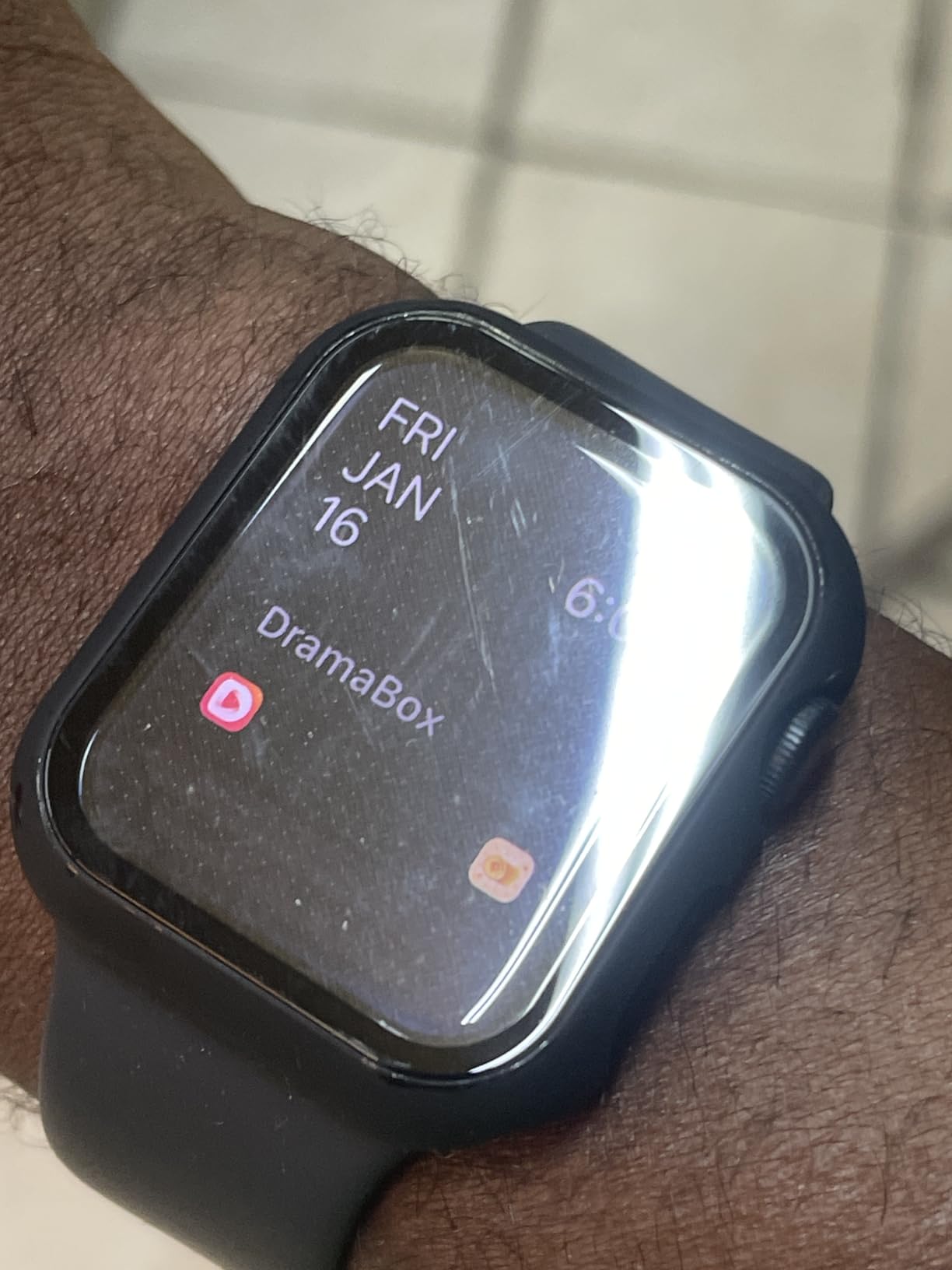 Apple Watch SE 3 [GPS 40mm] Smartwatch with Starlight Aluminum Case with Starlight Sport Band - S/M - Customer Photo 1