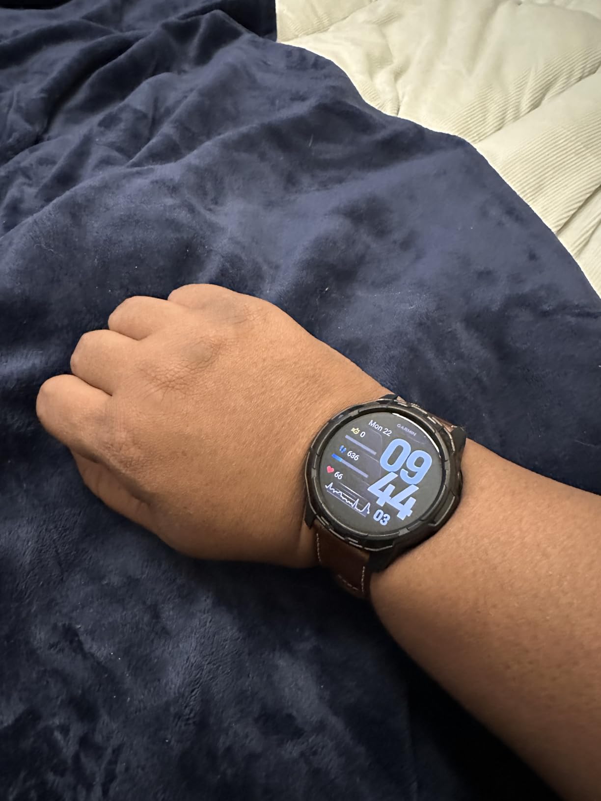 Garmin Venu 4, 41mm, Advanced Health and Fitness GPS Smartwatch, Bright and Colorful Display, Built-in Flashlight, 10 Days of Battery Life, Lunar Gold with Bone Silicone Band - Customer Photo 1