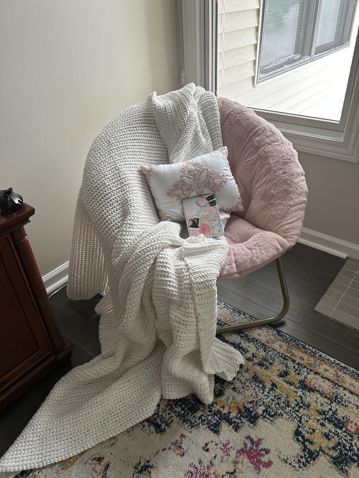 DUMOS Comfy Saucer Chair, Faux Fur Lounge Seasting XL Circle Chair for Bedroom, Dorm & Gaming, Foldable Fashion Accent Seat for Small Spaces, Folding Moon/Mushroom/Round Oversized Style - Customer Photo 1