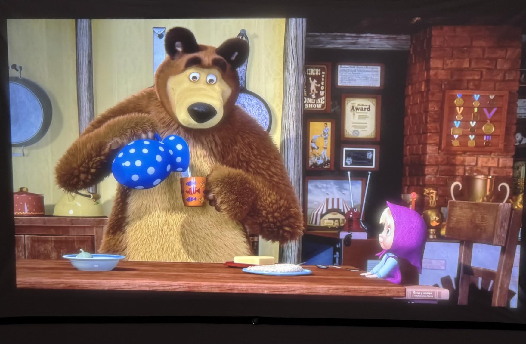 HAPPRUN 2500 ANSI Lumens Outdoor Projector with Built-in Streaming Apps, 4K Decoding Resolution, Dolby Audio, WiFi 6 and Bluetooth 5.2 for Indoor and Outdoor Home Theater - Customer Photo 2