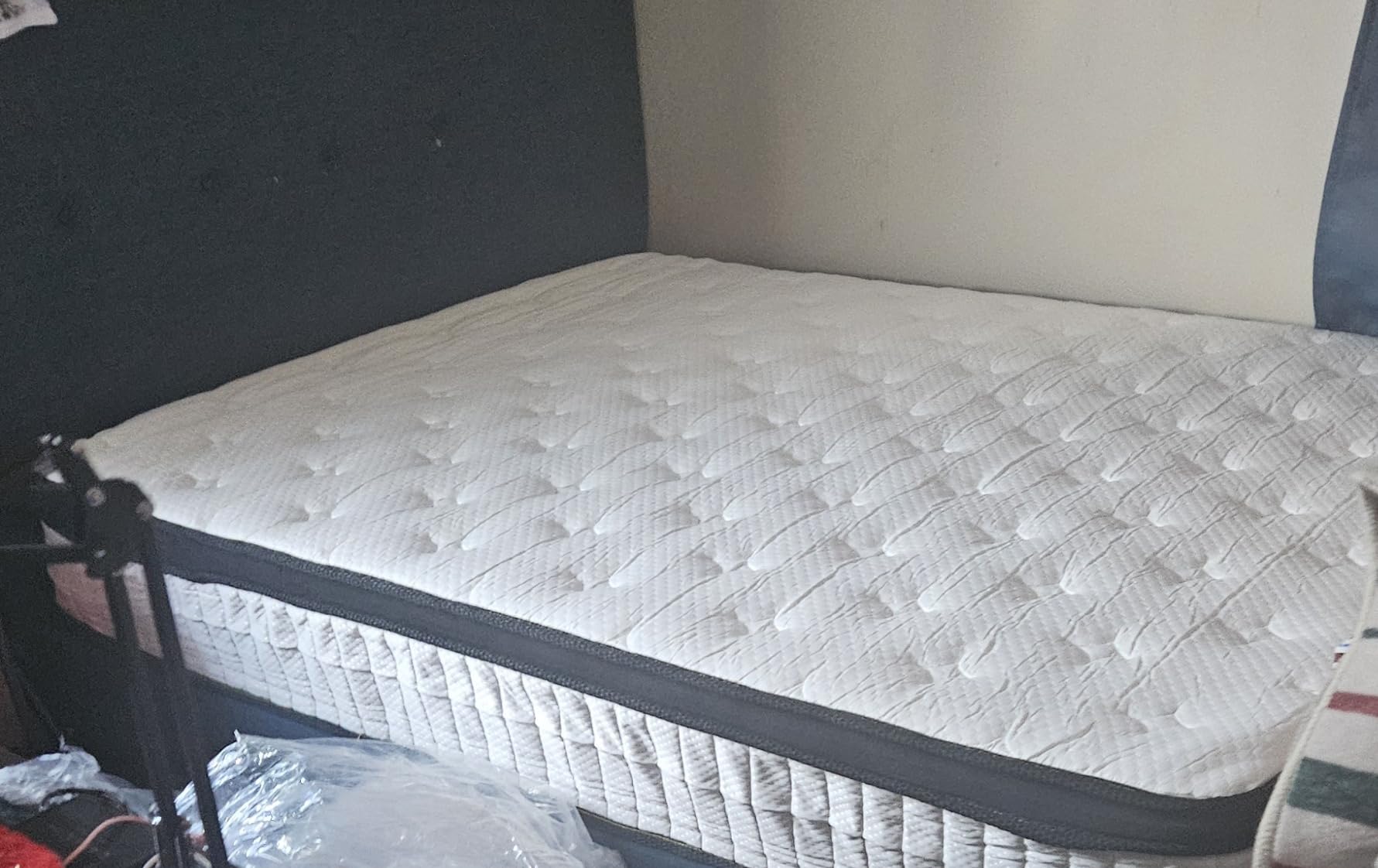 Vaobyk Queen Mattress, 10 Inch Memory Foam Hybrid Mattress in a Box, Individual Pocket Spring Mattress for Silent Sleep, Pressure Relief, Motion Isolation, CertiPUR-US - Customer Photo 1