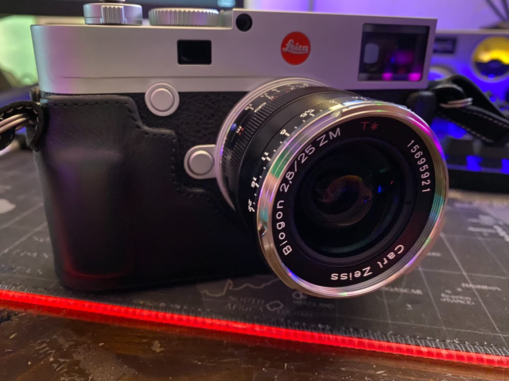 ZEISS Ikon Biogon T* ZM 2.8/25 Wide-Angle Camera Lens for Leica M-Mount Rangefinder Cameras, Black customer photo 1