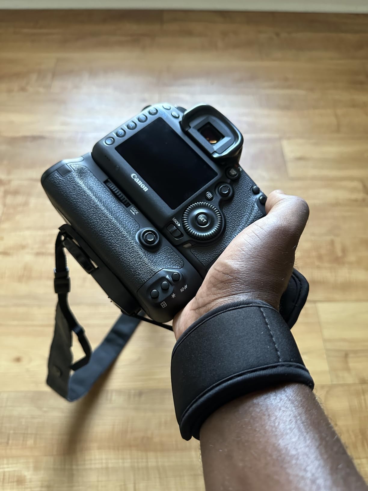 USA GEAR DualGRIP Professional Grip Camera Wrist Hand Strap with Neoprene Design and Metal Plate - Compatible with Canon, Fujifilm, Nikon, Sony, and more DSLR, Mirrorless, Point & Shoot Camera (Black) customer photo 1