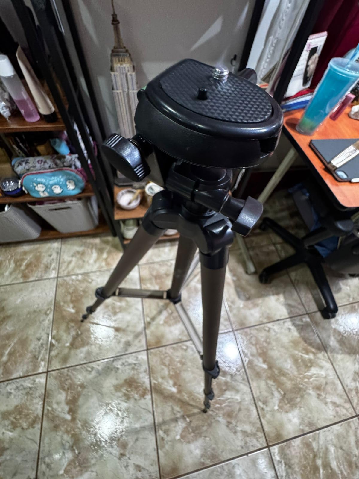 Amazon Basics 60-inch Lightweight DSLR Tripod with Bag, Black customer photo 2