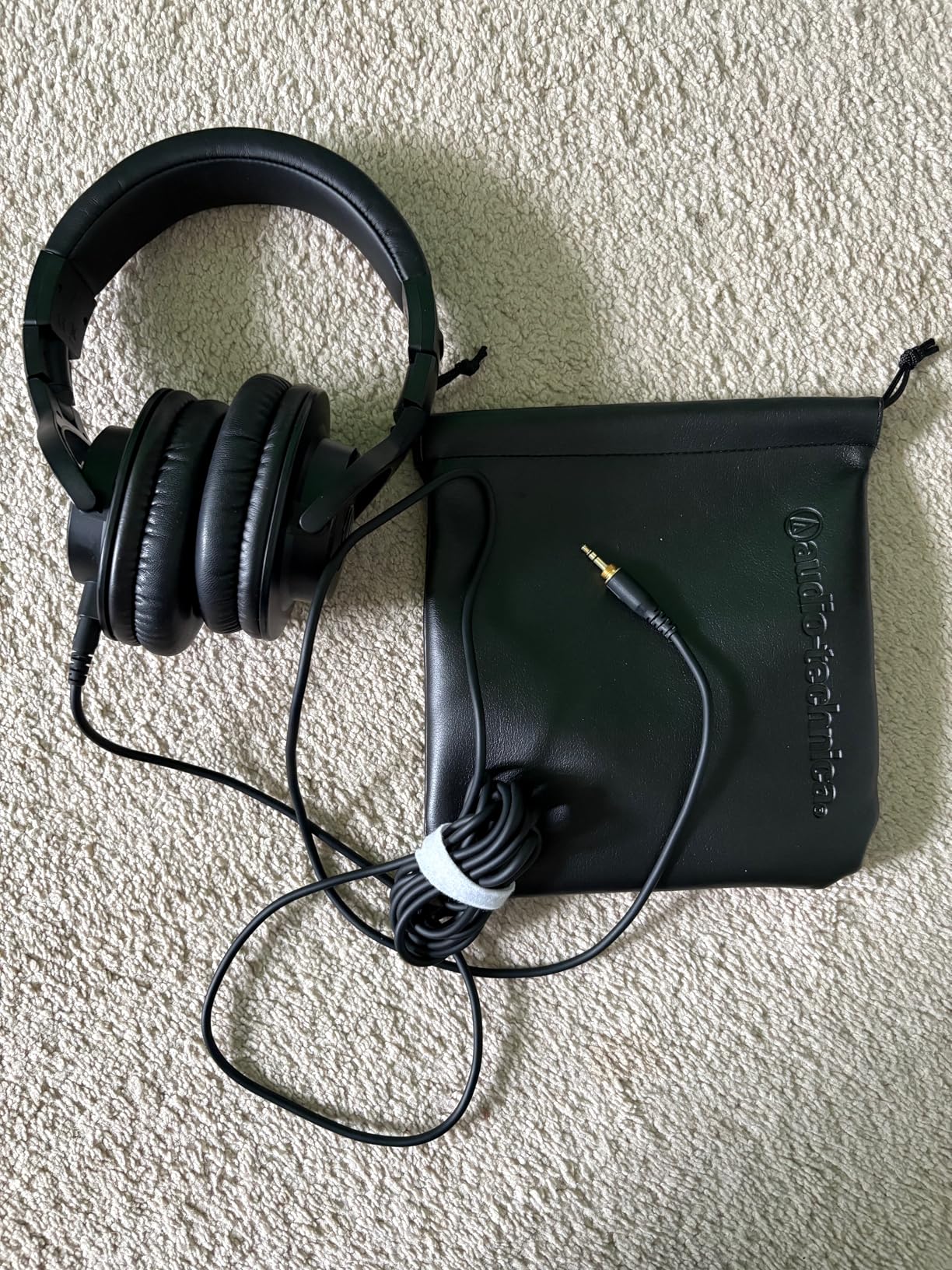 Audio-Technica ATH-M40x Professional Studio Monitor Headphone, Black, with Cutting Edge Engineering, 90 Degree Swiveling Earcups, Pro-Grade Earpads/Headband, Detachable Cables Included customer photo 1