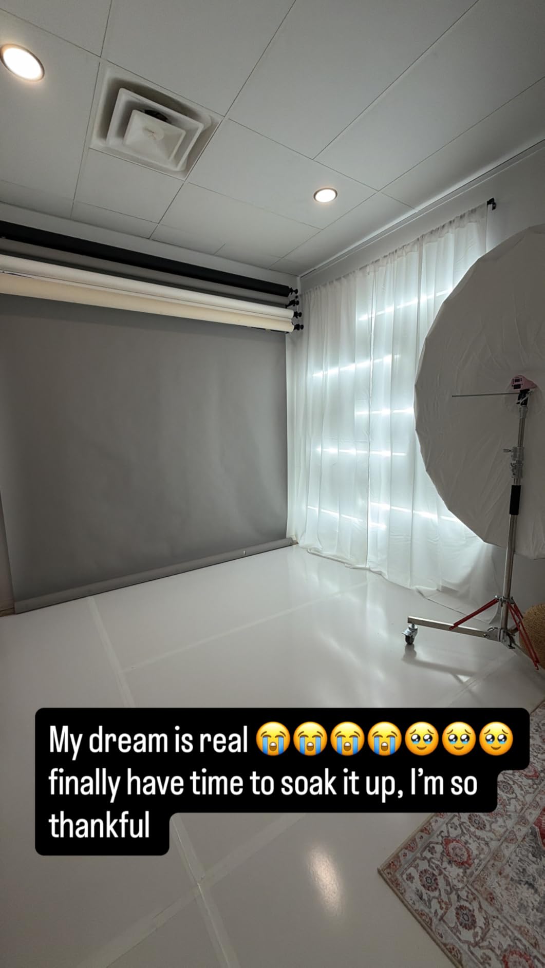 NEEWER Photography 3 Roller Wall Mounting Manual Background Support System with 2 x Tri Fold Hook, 6 x Expand Bar, 3 x Chain, Load Capacity per Roller: 22lb/10kg customer photo 2