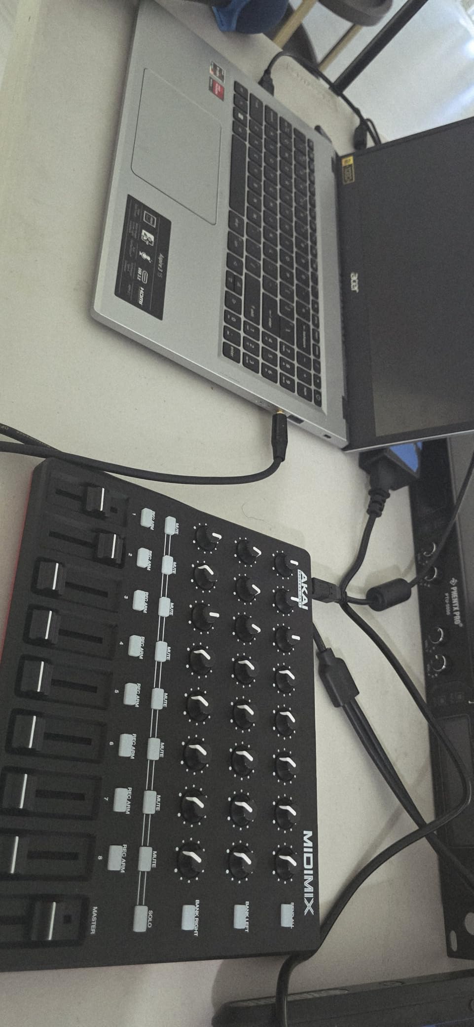 Akai Professional MIDImix - USB MIDI Controller Mixer with Assignable Faders and Master Fader, 24 Knobs and 16 Buttons, 1 to 1 Mapping With Ableton Live customer photo 1