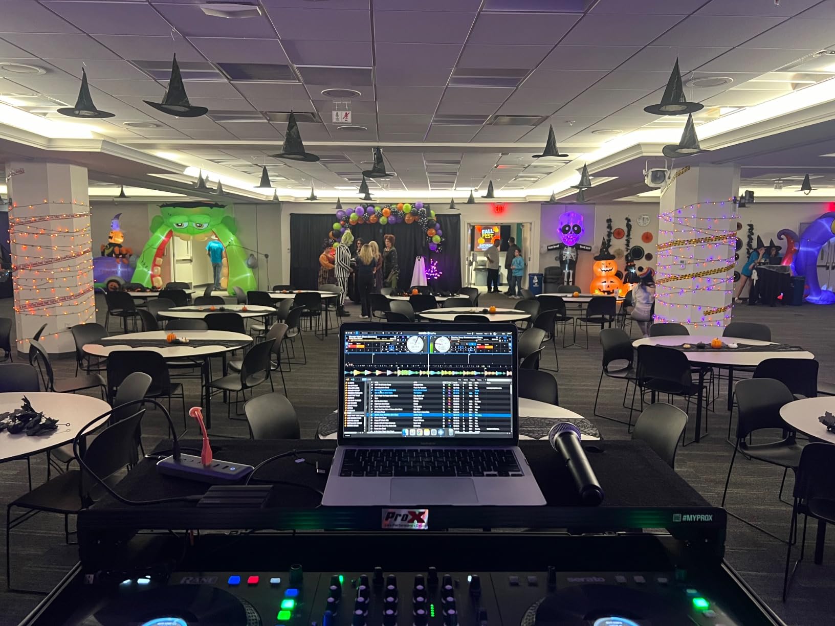 Shure BLX24/PG58 Wireless Microphone System H9 Band - 14-Hour Battery Life, 300 ft Range, UHF | Includes PG58 Handheld Vocal Mic, Single Channel Receiver, Black customer photo 1