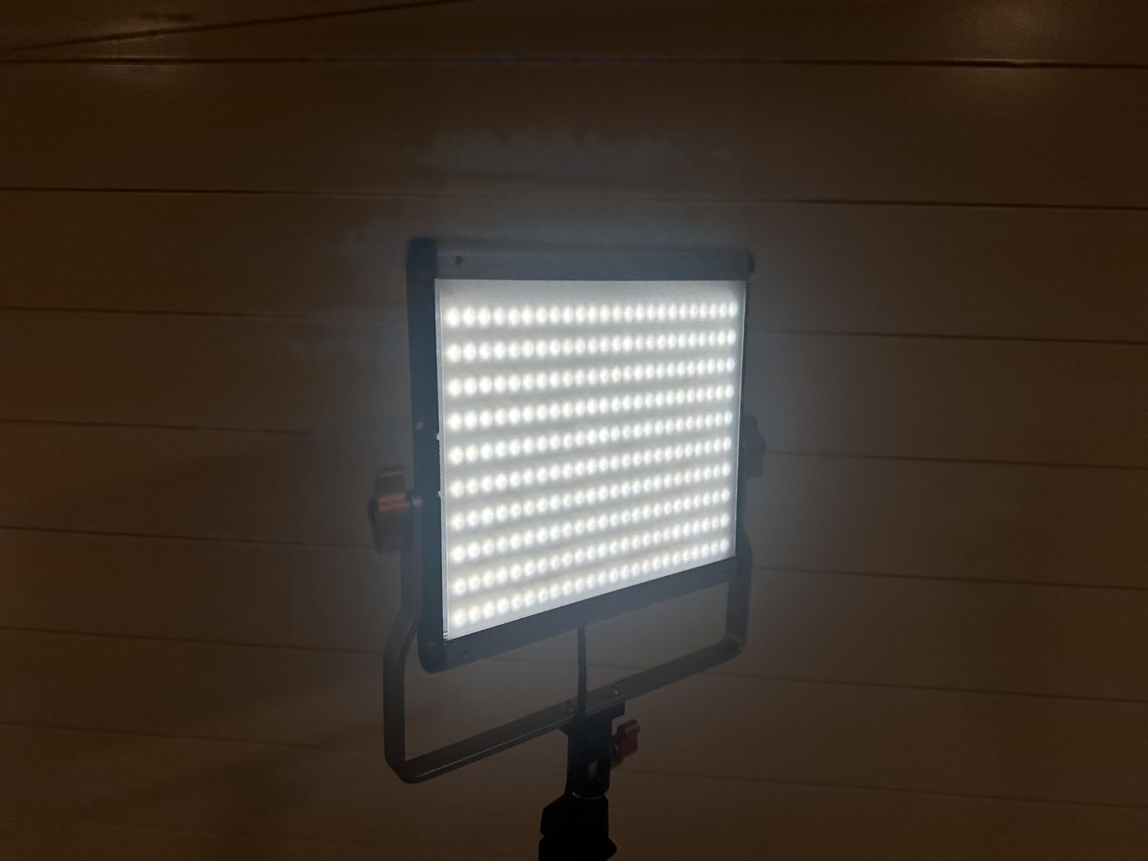 Neewer Dimmable Bi-Color LED with U Bracket Professional Video Light for Studio, YouTube Outdoor Video Photography Lighting Kit, Durable Metal Frame, 480 LED Beads, 3200-5600K, CRI 96+ customer photo 1
