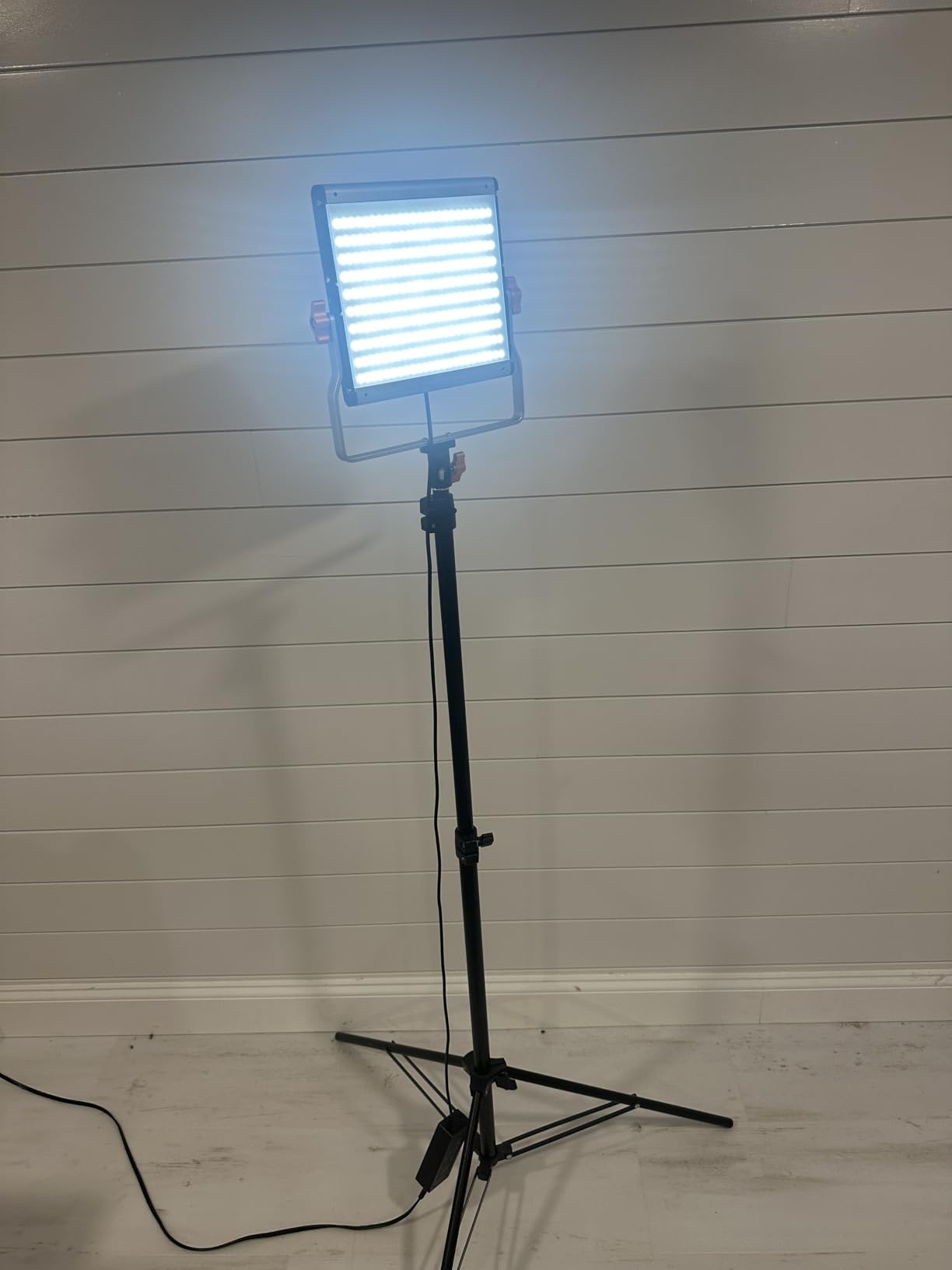 Neewer Dimmable Bi-Color LED with U Bracket Professional Video Light for Studio, YouTube Outdoor Video Photography Lighting Kit, Durable Metal Frame, 480 LED Beads, 3200-5600K, CRI 96+ customer photo 2