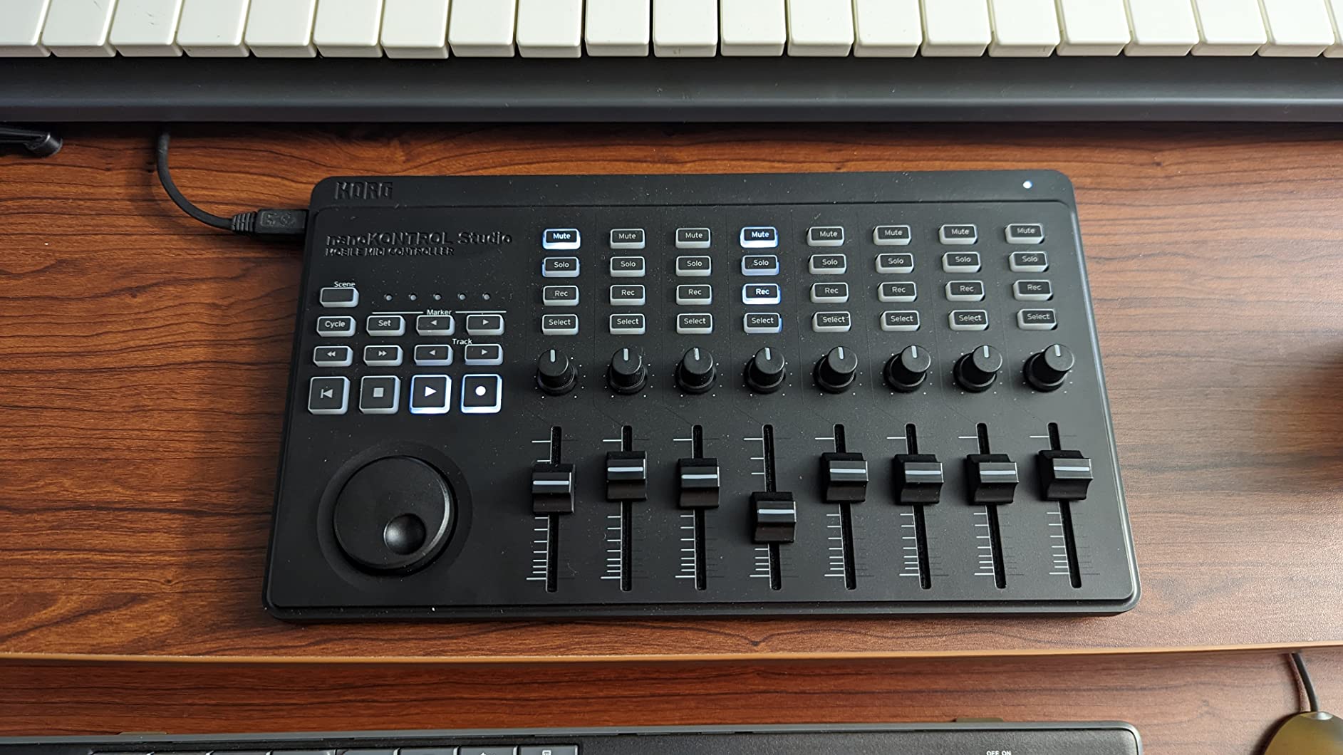 Nanokontrol Studio Bluetooth/USB MIDI Control Surface with 8 Faders & Backlit Switches customer photo 1