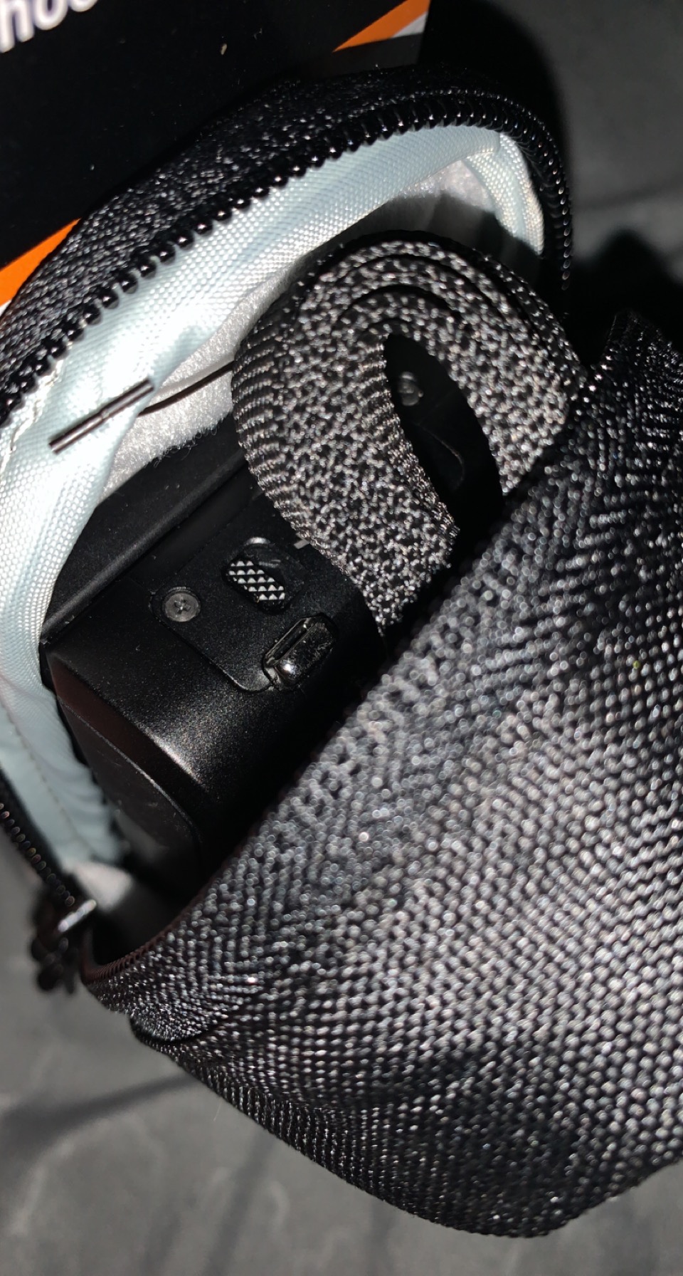 Lowepro Tahoe CS 20, Lightweight Protective Camera Case for Ultra-Compact Cameras, for Memory Cards and Accessories,8.8 x 5.3 x 14.3 cm Black customer photo 1