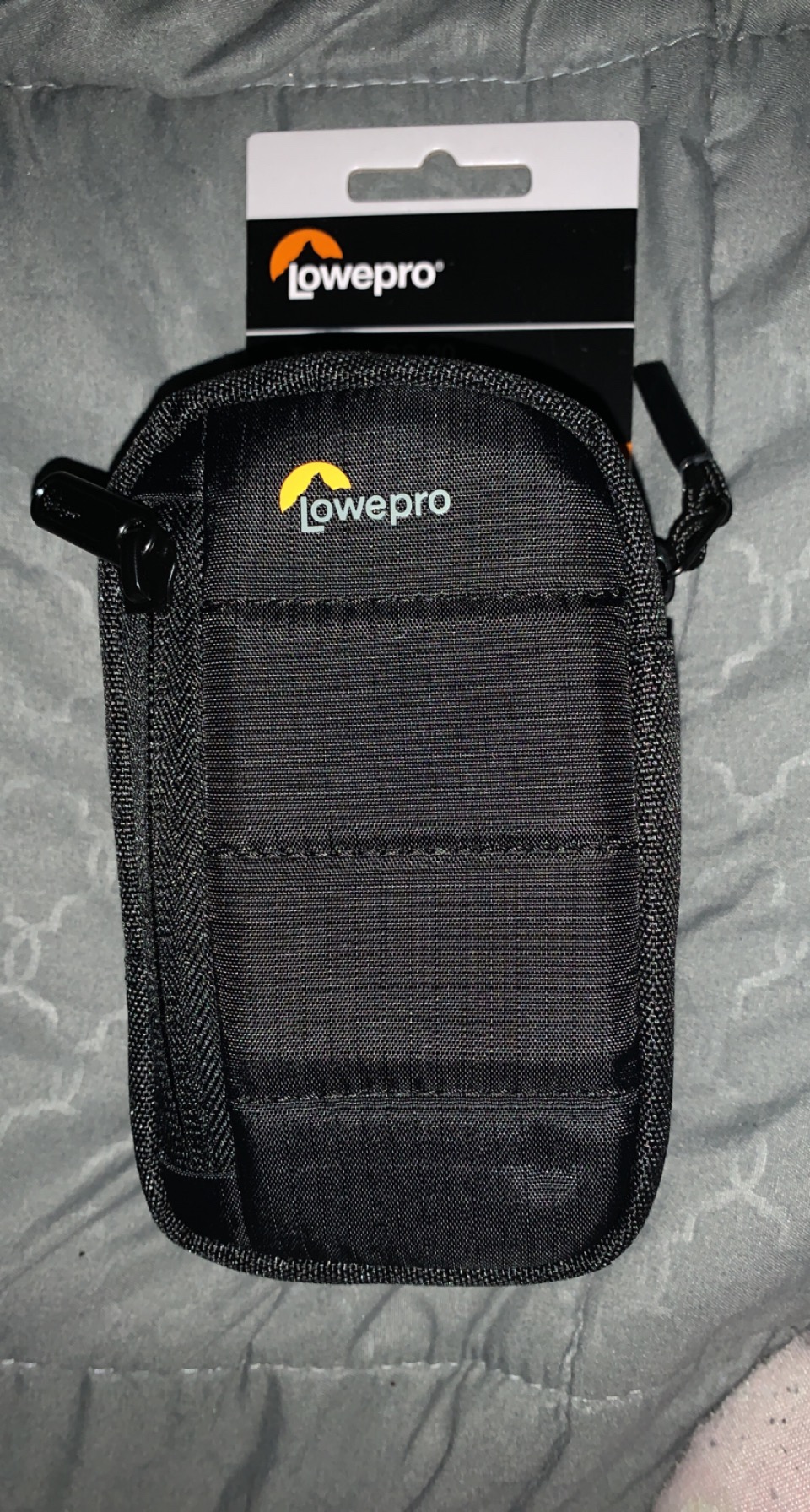 Lowepro Tahoe CS 20, Lightweight Protective Camera Case for Ultra-Compact Cameras, for Memory Cards and Accessories,8.8 x 5.3 x 14.3 cm Black customer photo 2
