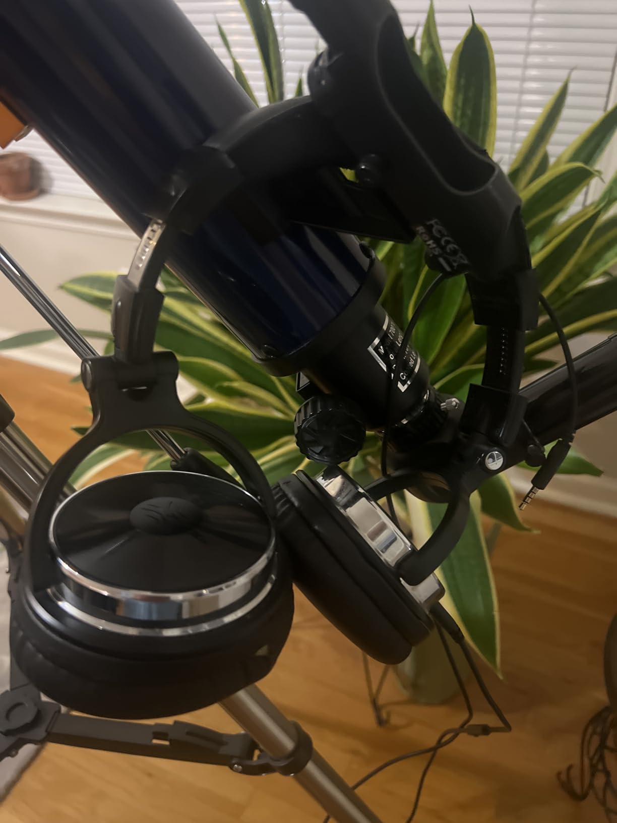 OneOdio Wired Over Ear Headphones Hi-Res Studio Monitor & Mixing DJ Stereo Headsets with 50mm Drivers and 1/4 to 3.5mm Jack for AMP Computer Recording Podcast Keyboard Guitar Laptop - Black customer photo 1