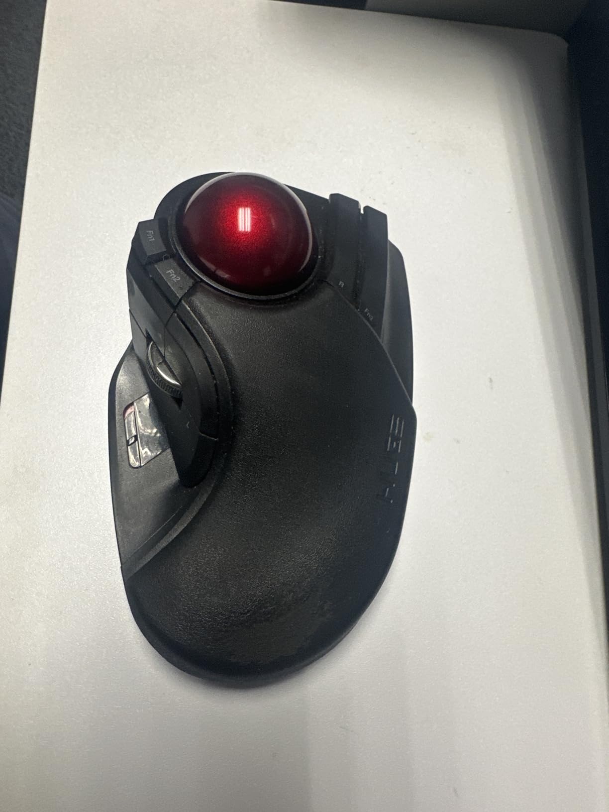 ELECOM HUGE Trackball, 2.4GHz Wireless USB, Index Finger Control, Customizable 8-Button customer photo 1