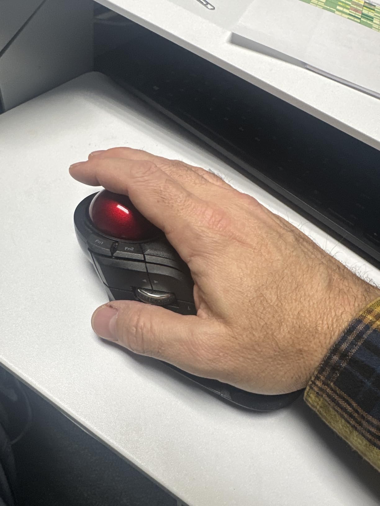 ELECOM HUGE Trackball, 2.4GHz Wireless USB, Index Finger Control, Customizable 8-Button customer photo 2