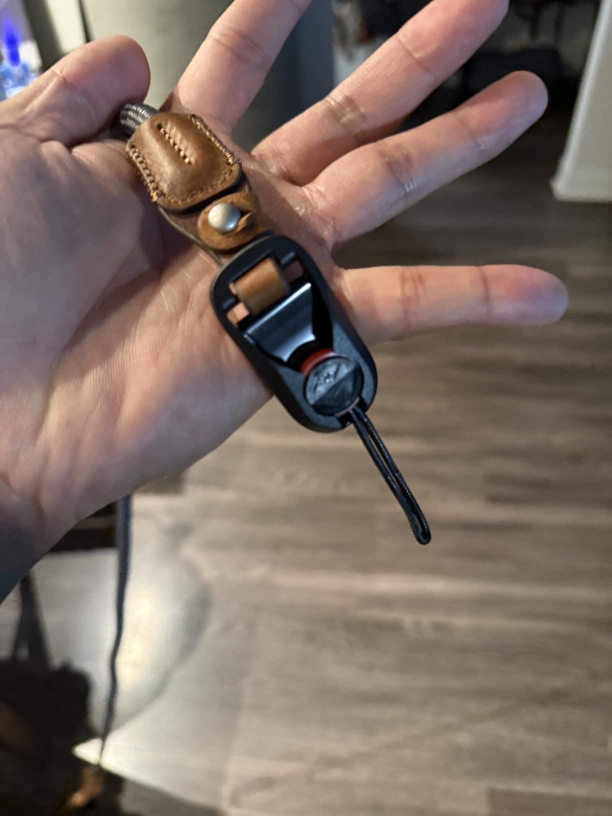 Anchor Links, Includes 2 Links and 4 Anchors, Fits Standard/OEM Camera Straps, Low Profile, Quick and Secure, Easy Attach to Cameras, Binoculars and More, 200 lb Capacity customer photo 2