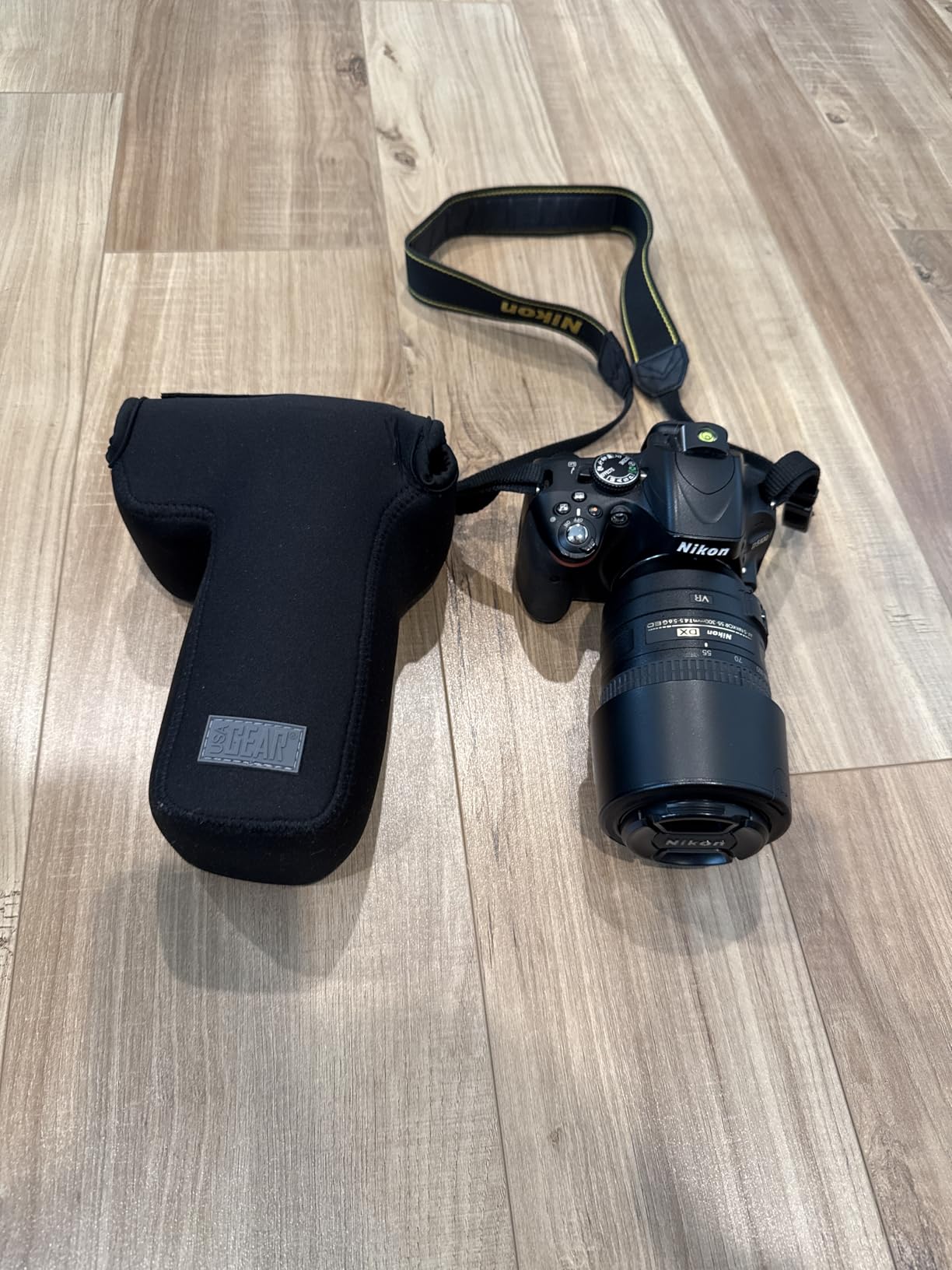 USA Gear Camera Sleeve (Zoom) for Compact SLRs with Lens Compatible with Canon EOS R100 Nikon Z30 Sony ZV-E10, and more - Padded Neoprene DSLR Case with Accessory Pocket & Belt Loop (Black) customer photo 1