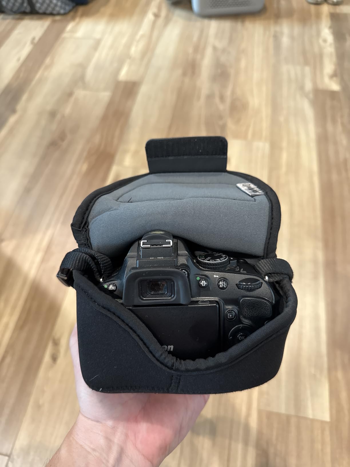 USA Gear Camera Sleeve (Zoom) for Compact SLRs with Lens Compatible with Canon EOS R100 Nikon Z30 Sony ZV-E10, and more - Padded Neoprene DSLR Case with Accessory Pocket & Belt Loop (Black) customer photo 2