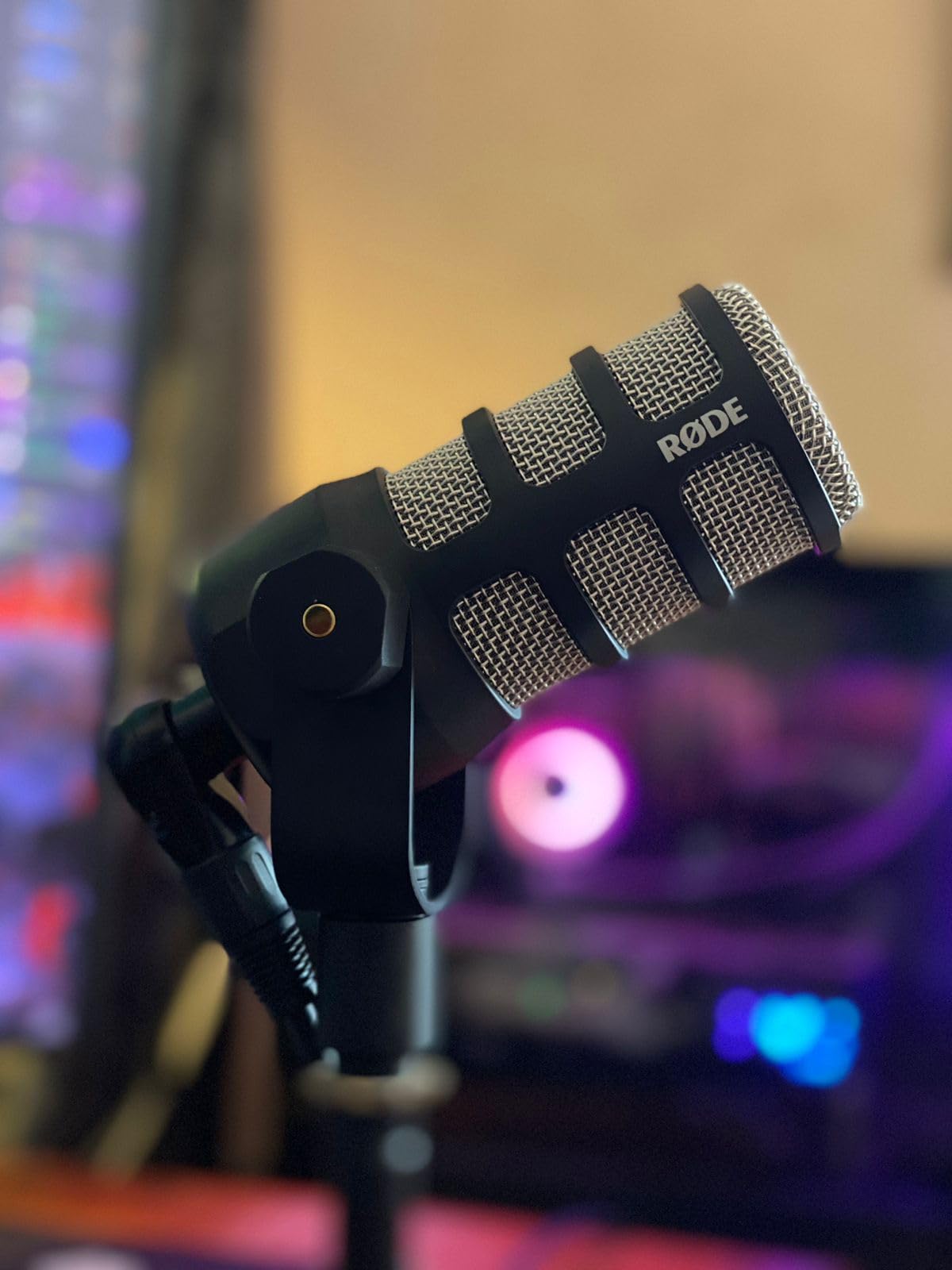 RØDE PodMic Cardioid Dynamic Broadcast Microphone with Integrated Swing Mount for Podcasting, Streaming, Gaming, and Voice Recording, Black customer photo 1