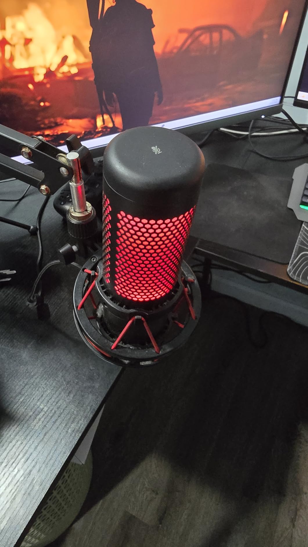 HyperX QuadCast - USB Condenser Gaming Microphone, for PC, PS4, PS5 and Mac, Anti-Vibration Shock Mount, Four Polar Patterns, Pop Filter, Gain Control, Podcasts, Twitch, YouTube, Discord, Red LED customer photo 1