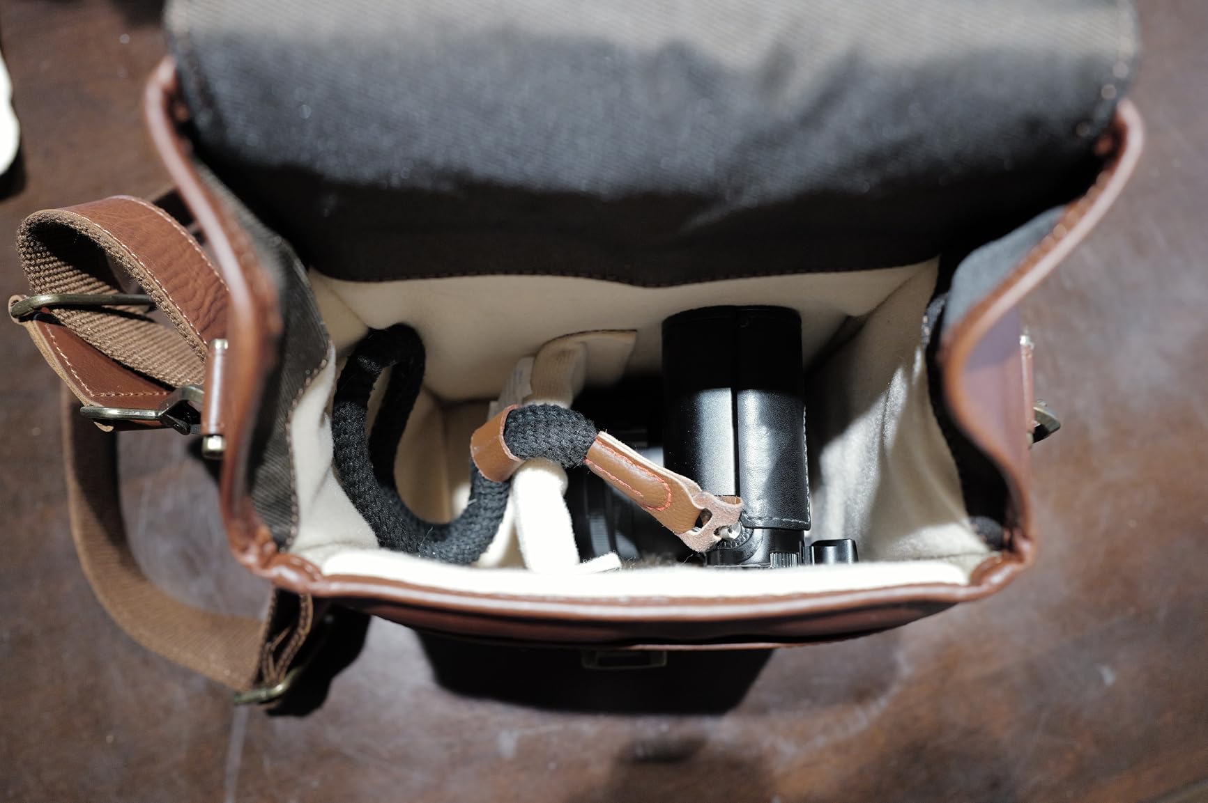 MegaGear Genuine Leather Camera Messenger Bag Mirrorless Portable electronic device cover customer photo 2