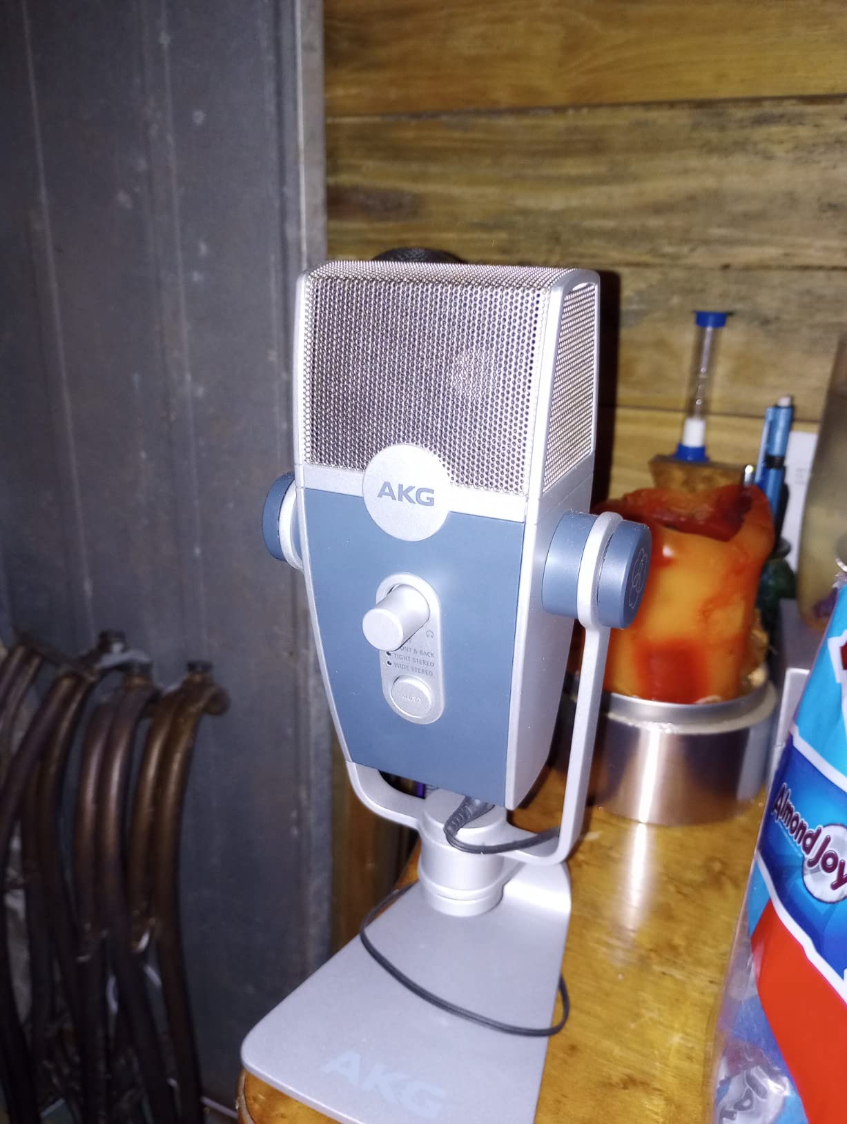 AKG Pro Audio Lyra Ultra-HD USB C Microphone for Recording, Streaming, Gaming, Podcasting, ASMR on PC and Mac, Condenser Mic for Laptop or Computer, Adjustable Stand, Plug and Play - Blue and Silver customer photo 2