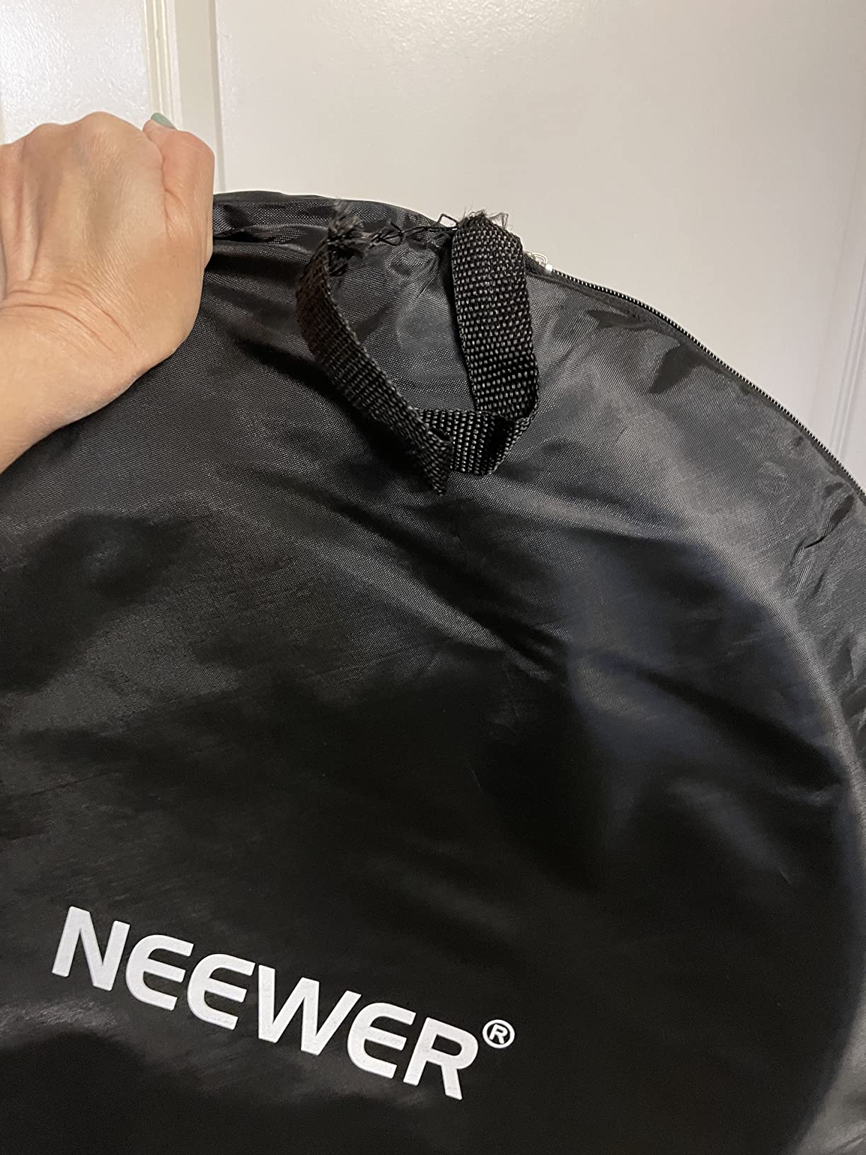 Neewer 5x7ft/1.5x2m Chromakey Foldable Backdrop with Stand 8.5ft/2.6m, 2-in-1 Reversible Black White Green Background Panel for Photography Studio, Live Streaming, Video Calls, Games customer photo 2