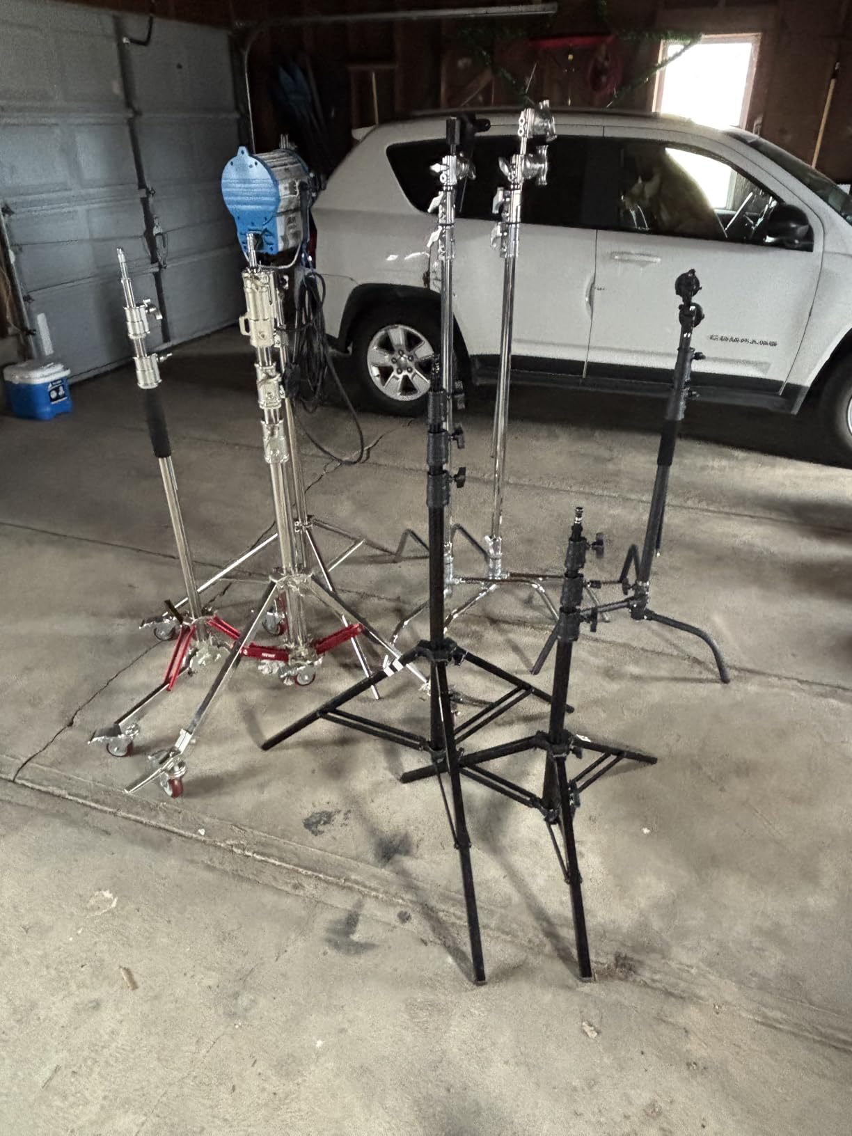 Neewer Heavy Duty Light Stand with Casters, Adjustable Tripod Stand with 100% Stainless Steel, Photography Wheeled Base Stand for Studio Softbox, Monolight, Reflector, Max Height: 10ft/305cm customer photo 1