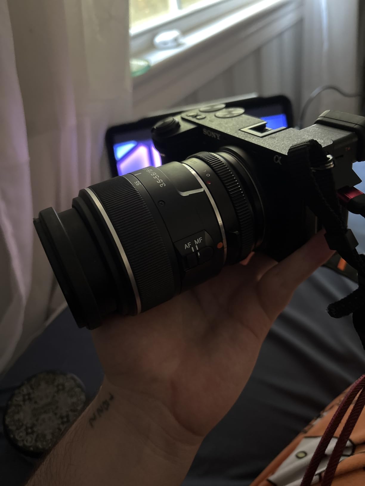 Urth Lens Mount Adapter: Compatible with Canon (EF/EF-S) Lens to Sony E Camera Body customer photo 1